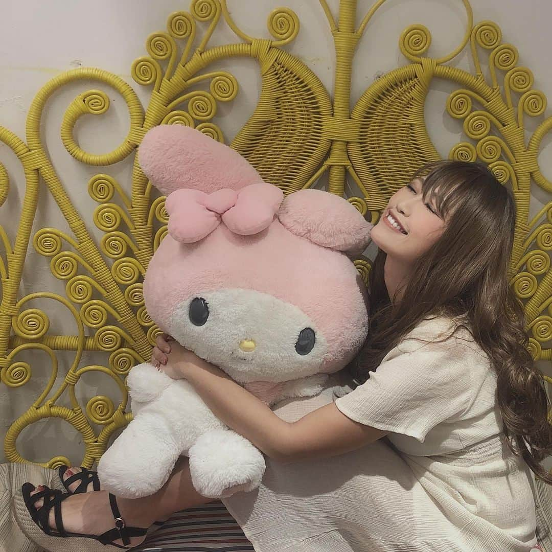 DJ YURINAさんのインスタグラム写真 - (DJ YURINAInstagram)「🧸💓😻 だきまくら😻💓 . 昔っからだきまくらないと寝れなかったぁー🧸 #今もだけど . #マイメロよりキティ派 #マイメロメンヘラ説 #マイメロ映え #マイメロ #djyurina #dj #オフの日 #おんなのこ #ぶりっこポーズ . フィルターも女の子風に変えてみましたっ😘 . こんな事でもしないとどんどんたくましくなっていきそうで、、、 たまに女子だったこと忘れてるよね笑」8月29日 18時39分 - dj_yurina_tokyo