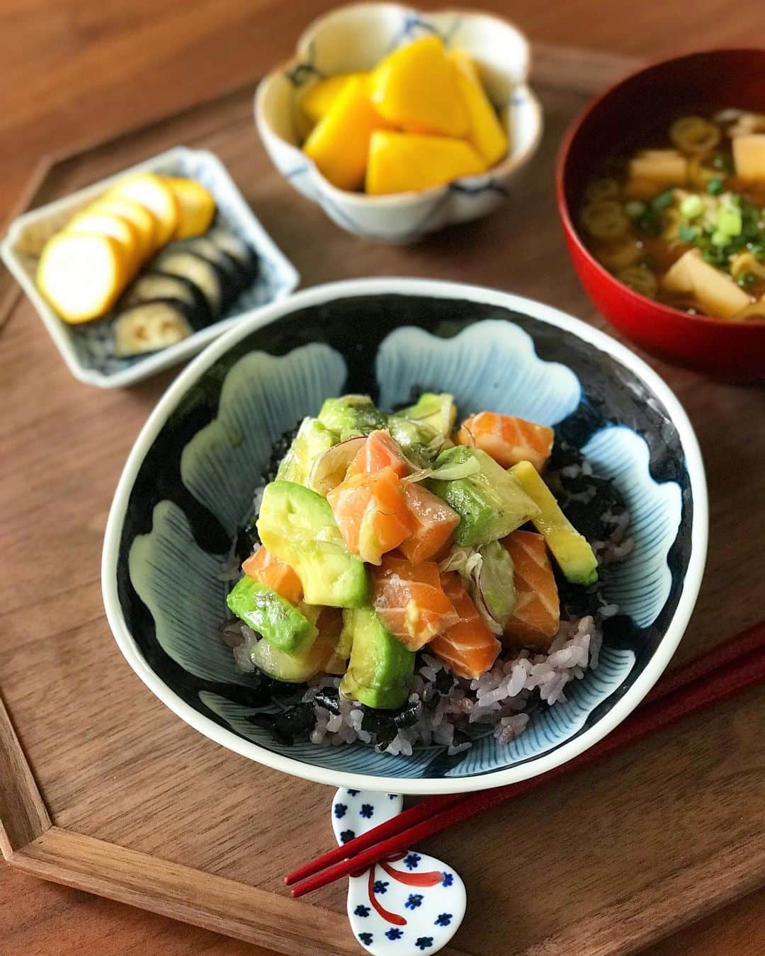 kokochiyoiさんのインスタグラム写真 - (kokochiyoiInstagram)「2019/08/29 木曜日の#お昼ごはん。 #サーモン とアボカドの#どんぶり。 紫玉ねぎも入っています。 味付けは、 岩塩・お醤油・みりん・ごま油。 お豆腐とネギのお味噌汁に、 ぬか漬けと甘い黄桃。 ✳︎ ✳︎ ✳︎ もうすぐ8月も終わり。 あっという間ですね…(遠い目)」8月29日 18時41分 - kokochiyoi