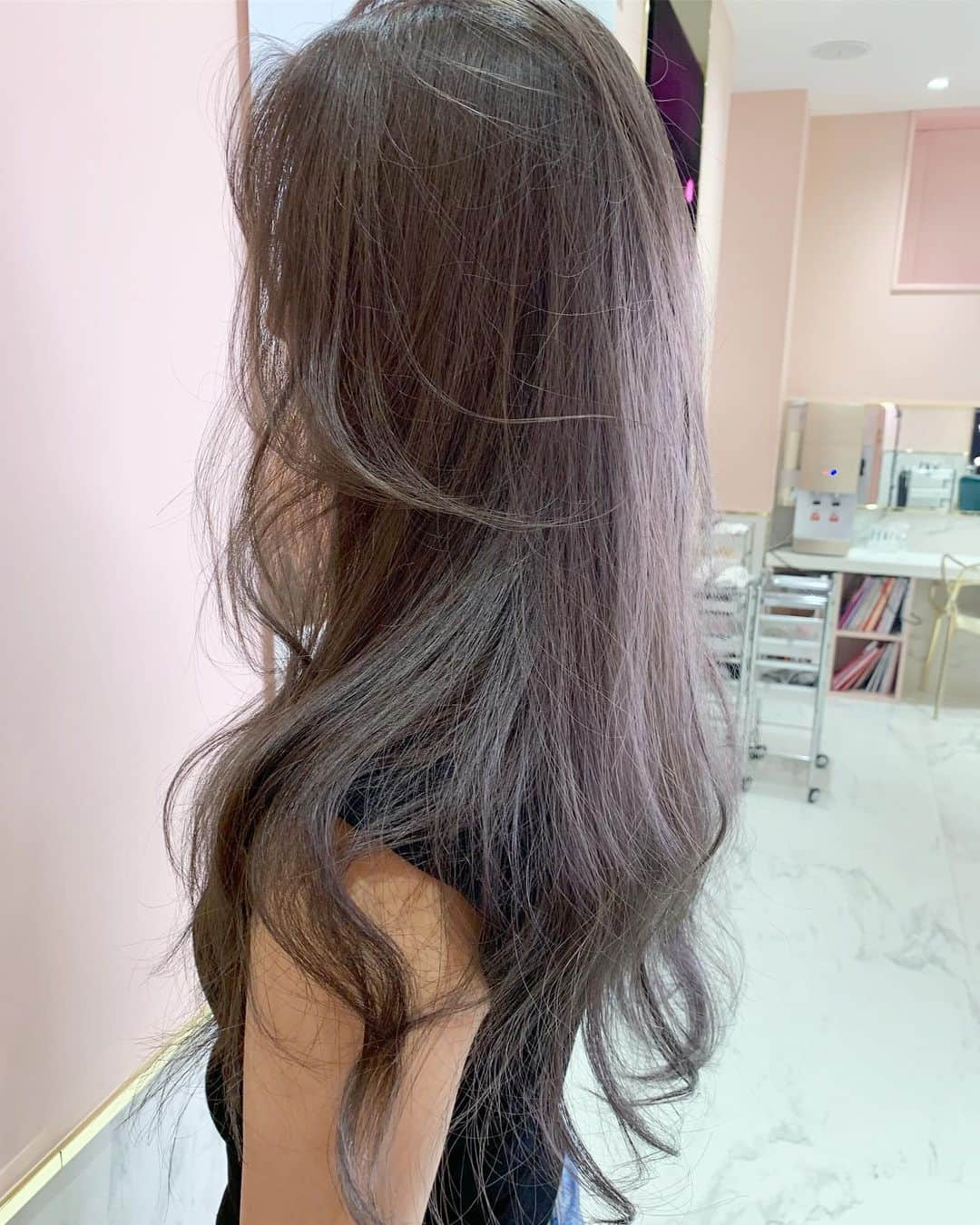 原涼香のインスタグラム：「スジグレージュ🇰🇷💜 ケアブリーチしています( ◠‿◠ ) 暗いけど透明感ばつぐんです❤︎ ㅤㅤㅤㅤㅤㅤㅤㅤㅤㅤㅤㅤㅤ」
