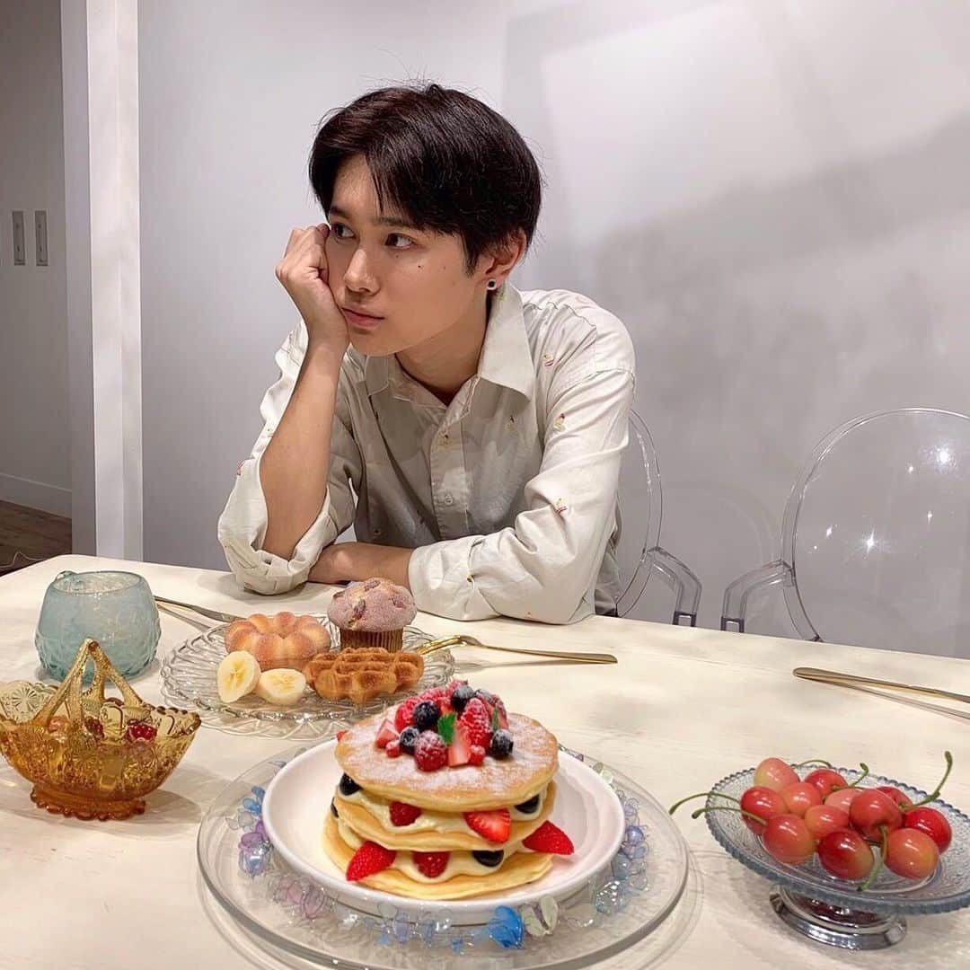 のインスタグラム：「朝🌞をテーマにした写真展イベント「HiM Films 2019」に遊びに行ってきました🍳 朝食をテーマにしたフォトブースが素敵すぎてお腹が空きました🐓🥚可愛さが僕のドツボです。  1日先着100名様には朝食もプレゼントしてくれるようです🥐 明日から3日間入場無料で遊び行けるそうなので、皆さんも行ってみてください✌︎ #himfilms2019 #モーニングフィルムズ 〜HiM Films 2019〜 日程：8月30日(金)〜9月1日(日) 時間：10:00〜19:00 場所：BA-TSU ART GALLERY 住所：渋谷区神宮前5-11-5（明治神宮前駅から徒歩5分)」