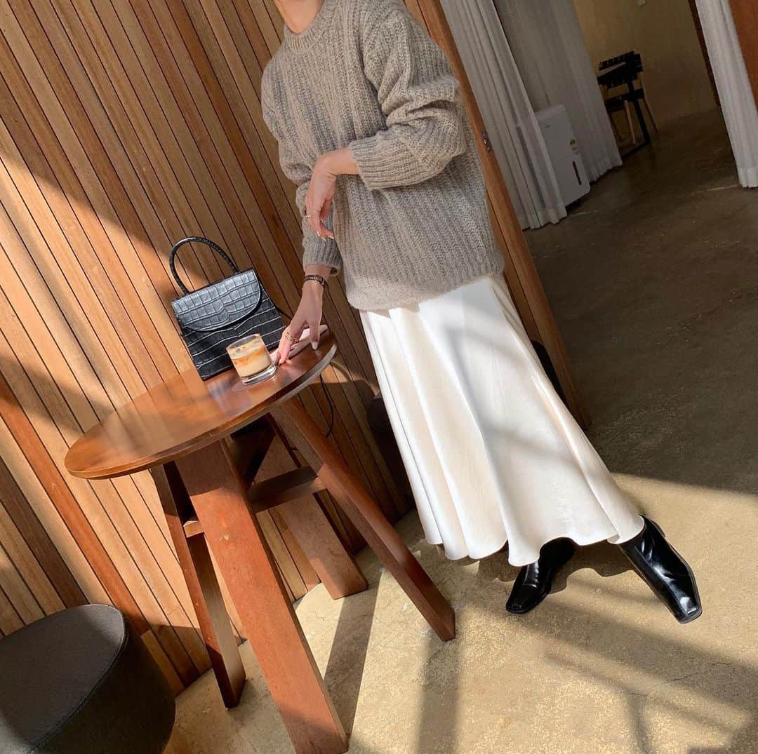 saanaaeのインスタグラム：「skirtほんとにお気に入り!🍂 こないだのbrownと2色𓂅 #NUEのあき #NUEbyas」