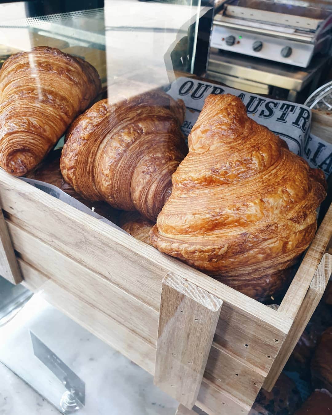 Erinaさんのインスタグラム写真 - (ErinaInstagram)「. . My weekend has just started 😊. . Time for croissant hunting 🥐👍. . .」8月29日 18時48分 - eliseaki