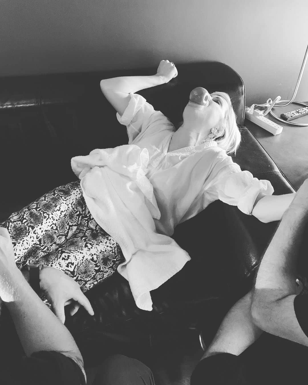 カーリー・レイ・ジェプセンさんのインスタグラム写真 - (カーリー・レイ・ジェプセンInstagram)「Embarrassing but also funny. I had a little glass caught in my foot. Friends went to work on it with a needle. They made me bite on an apple- cause it turns out I’m the biggest baby. Have I mentioned I’m also humiliated cause my pain game needs to grow. 💪🏻 Who wants to beat me up next?」8月29日 18時49分 - carlyraejepsen