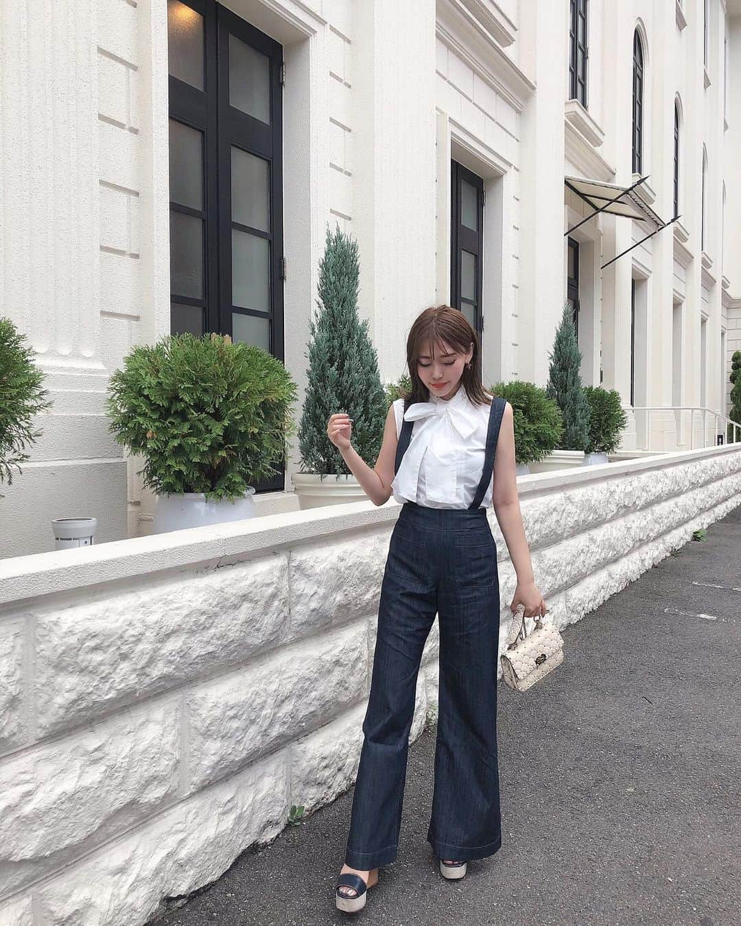 藤川沙弥さんのインスタグラム写真 - (藤川沙弥Instagram)「✧𓀠﻿ ﻿ 今日の服。上も下も﻿ 可愛すぎる @arisa1208 ちゃんコラボ服♥︎﻿ ﻿ ブラウスの紐は🎀🎗何パターンかに結べるし﻿ 縫い付けじゃないから紐も取れて﻿ しかも胸元がダブルボタンになってて﻿ 紐なしで着てもそれもまた可愛い。。﻿ ﻿ 昔から大好きなアイテムの﻿ ワイドデニムのサロペットは﻿ 足長効果あるし濃いデニム色がまた◎﻿ ﻿ むちゃくちゃ説明書いたのは﻿ 本気で気に入ったからです💛笑﻿ ヘビロテ宣言しとこ🙋🏻‍♀️﻿ ﻿ 今日まで使える﻿ クーポンコード：pphy6523﻿ でコラボアイテム10％OFFでしたよ😍❣️﻿ ﻿ ﻿ ﻿ ﻿」8月29日 18時53分 - s_a_y_a_p_i