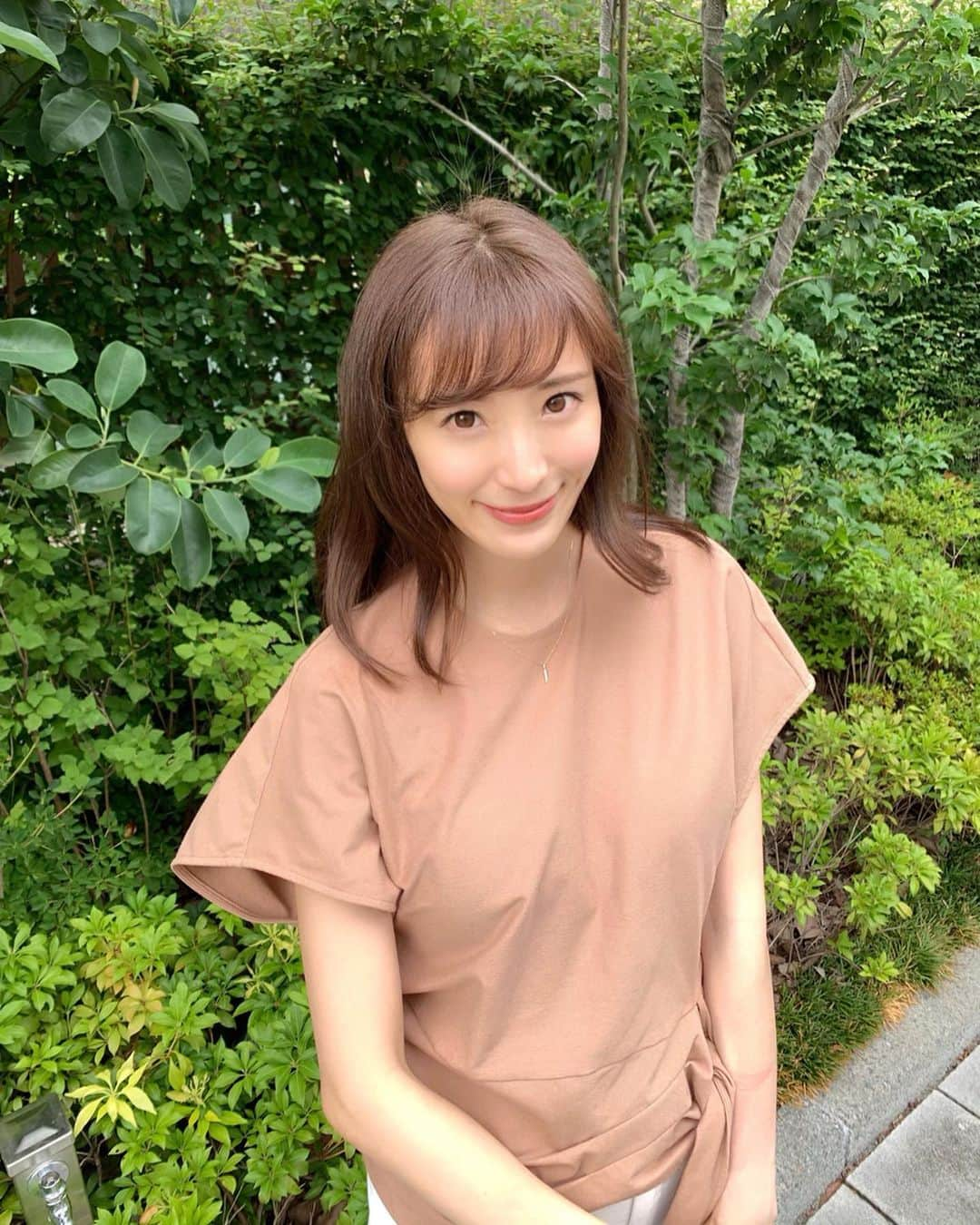 小林真由さんのインスタグラム写真 - (小林真由Instagram)「⋆﻿ ⋆﻿ 今のヘアカラーは久しぶりのアッシュ。﻿ アッシュラバーな私ですが、﻿ 最近はピンクブラウンが続いてたので﻿ ちょっと新鮮🥝🥑﻿ 色が抜けやすい夏なのに﻿ ちゃんと綺麗に保ってくれたので﻿ 助かりました☺️🌸﻿ @inamochinaoki さんありがとうございます👒﻿ ﻿ ﻿ 久しぶりにホテルランチ🍽﻿ 小学校からの仲良しファミリーと﻿ 親子3世代でMOTIFに行きました。﻿ 同級生の娘同士が同じ名前で﻿ 色々な面でやっぱり縁があるなぁと🥺﻿ 小さい頃から支えてくれる大好きな家族♡﻿ ﻿ #ヘアカラー #カラー #美容院 #サロン #銀座 #ローネス #ホテルランチ #ランチ #女子会 #ホテル #モティーフ #ビュッフェ #ママライフ #生後﻿9ヶ月 #ベビー #女の子」8月29日 18時59分 - mayukobayashii