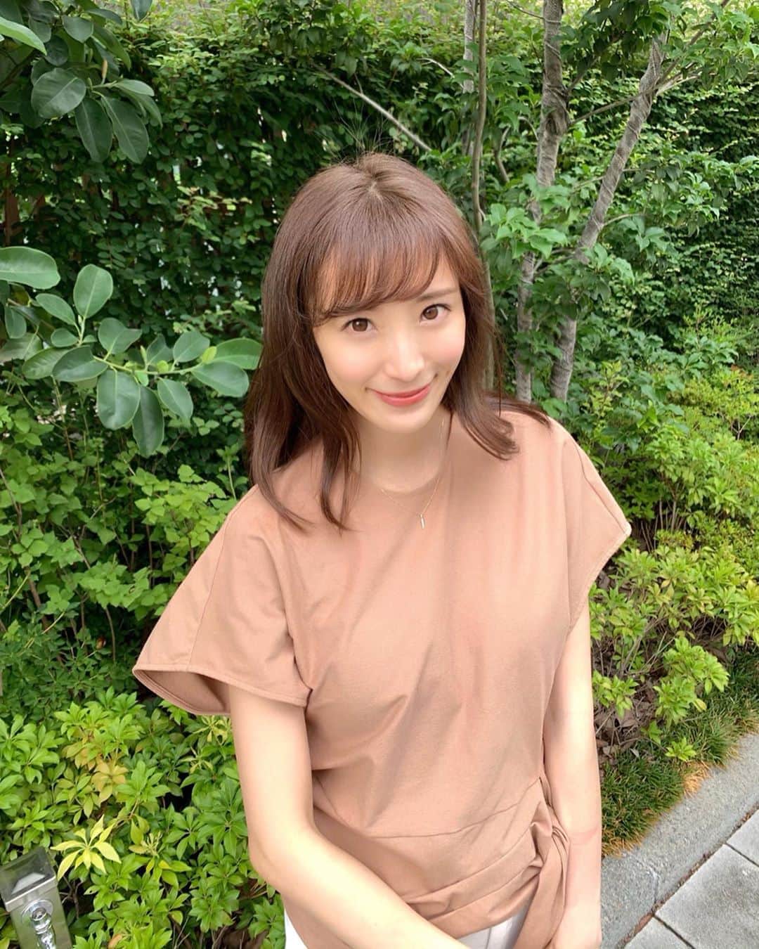 小林真由のインスタグラム：「⋆﻿ ⋆﻿ 今のヘアカラーは久しぶりのアッシュ。﻿ アッシュラバーな私ですが、﻿ 最近はピンクブラウンが続いてたので﻿ ちょっと新鮮🥝🥑﻿ 色が抜けやすい夏なのに﻿ ちゃんと綺麗に保ってくれたので﻿ 助かりました☺️🌸﻿ @inamochinaoki さんありがとうございます👒﻿ ﻿ ﻿ 久しぶりにホテルランチ🍽﻿ 小学校からの仲良しファミリーと﻿ 親子3世代でMOTIFに行きました。﻿ 同級生の娘同士が同じ名前で﻿ 色々な面でやっぱり縁があるなぁと🥺﻿ 小さい頃から支えてくれる大好きな家族♡﻿ ﻿ #ヘアカラー #カラー #美容院 #サロン #銀座 #ローネス #ホテルランチ #ランチ #女子会 #ホテル #モティーフ #ビュッフェ #ママライフ #生後﻿9ヶ月 #ベビー #女の子」