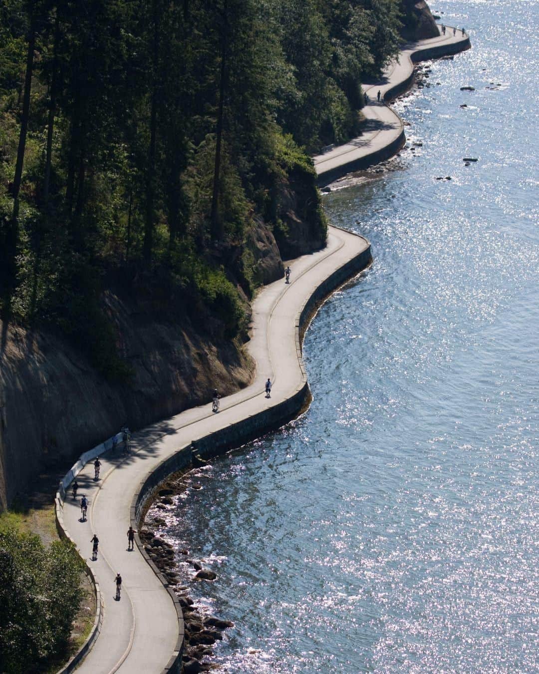 Lonely Planetのインスタグラム：「#Vancouver is one of #Canada's greatest boasts, merging beautiful waterfront vistas with buzzing, cosmopolitan culture. According to a recent poll, Vancouver is also officially the world's friendliest city! Tap our bio link to see if your hometown made the top 10...」