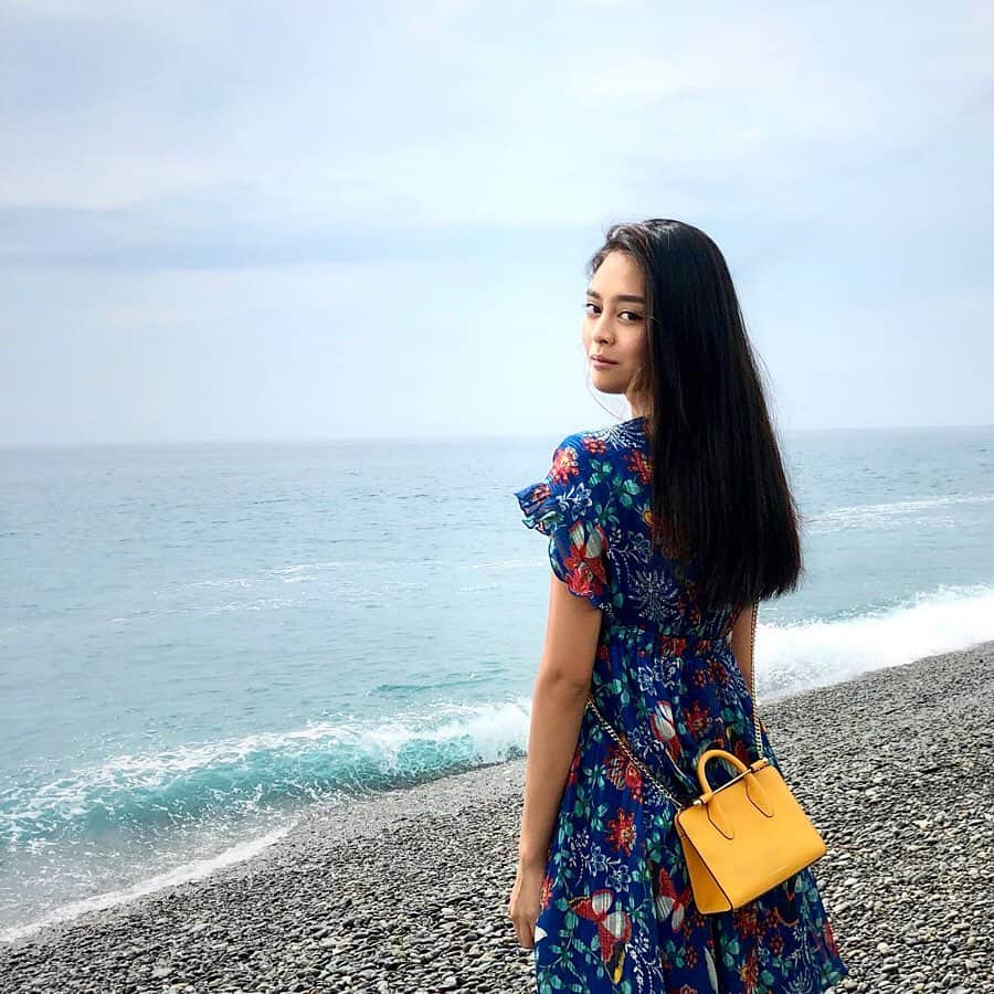 のインスタグラム：「Natural is the best 💙Beautiful ocean of Kumano with happy yellow bag @strathberry 💙ナチュラル が一番 ! 熊野の海 ハッピーイエローバック @strathberry 💛 #strathberry #kumano #beautiful #ocean #yellow #peace #happy #mieprefecture #三重県 #熊野」
