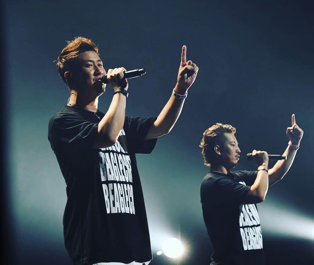 のインスタグラム：「過去の余韻に浸るわけではないけど、ライブからもう一ヶ月経ったのかと。 本当一生は一瞬かもしれない。 . 過去を語るより、更に更新してく未来を描きます。 . 俺はまだ止まらんよ！ . 夢を叶えるのに年齢は関係ないって言うこと . 絶対証明してみせます。  #ビーグルクルー」