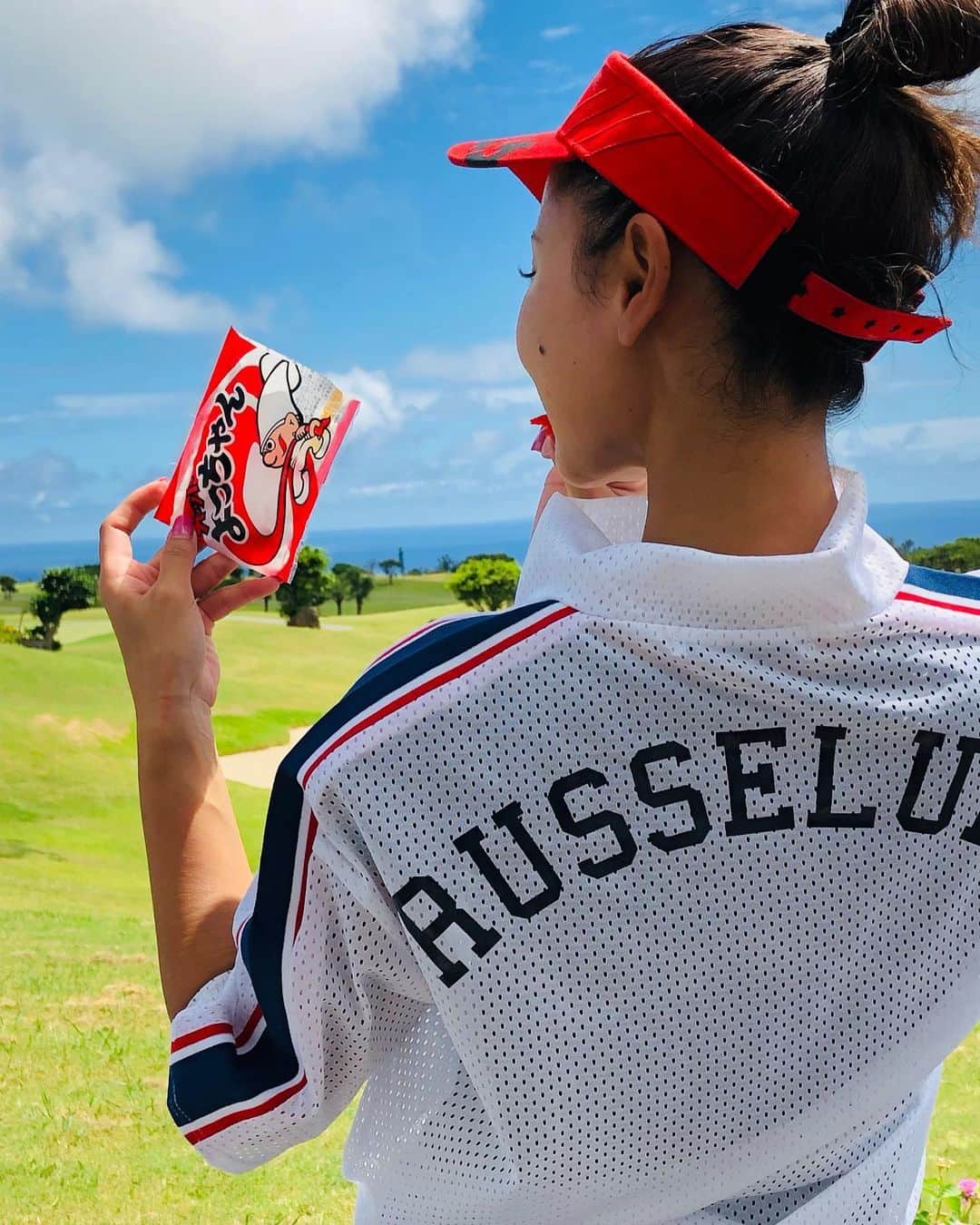 のインスタグラム：「. . よっちゃんイカもらた🦑 . . 酸味あって ラウンド中のオヤツによかばい👌 . . #よっちゃん#よっちゃんイカ#渋野日向子#女子プロ#好物#おやつ #駄菓子ブーム#今日は#アイアン調子いい #ゴルフ#沖縄ゴルフ#ゴルフ女子#ゴルフウェアー#RUSSELUNO#fashion#golfstyle #golfcode#golflife #golfstagram #japanokinawa」
