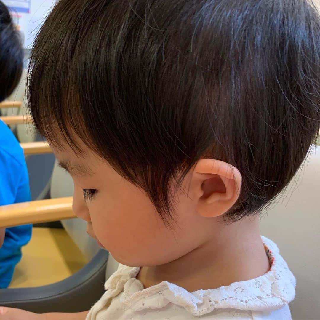 尾川とも子さんのインスタグラム写真 - (尾川とも子Instagram)「スーパー銭湯の 寝ころびの湯でタオルかけて寝てる人に 手をパンパンと合わせて拝む、ちとちゃん💦  すみません、と、謝りまくる母なのです😅」8月29日 19時12分 - ogawatomoko_bouldering