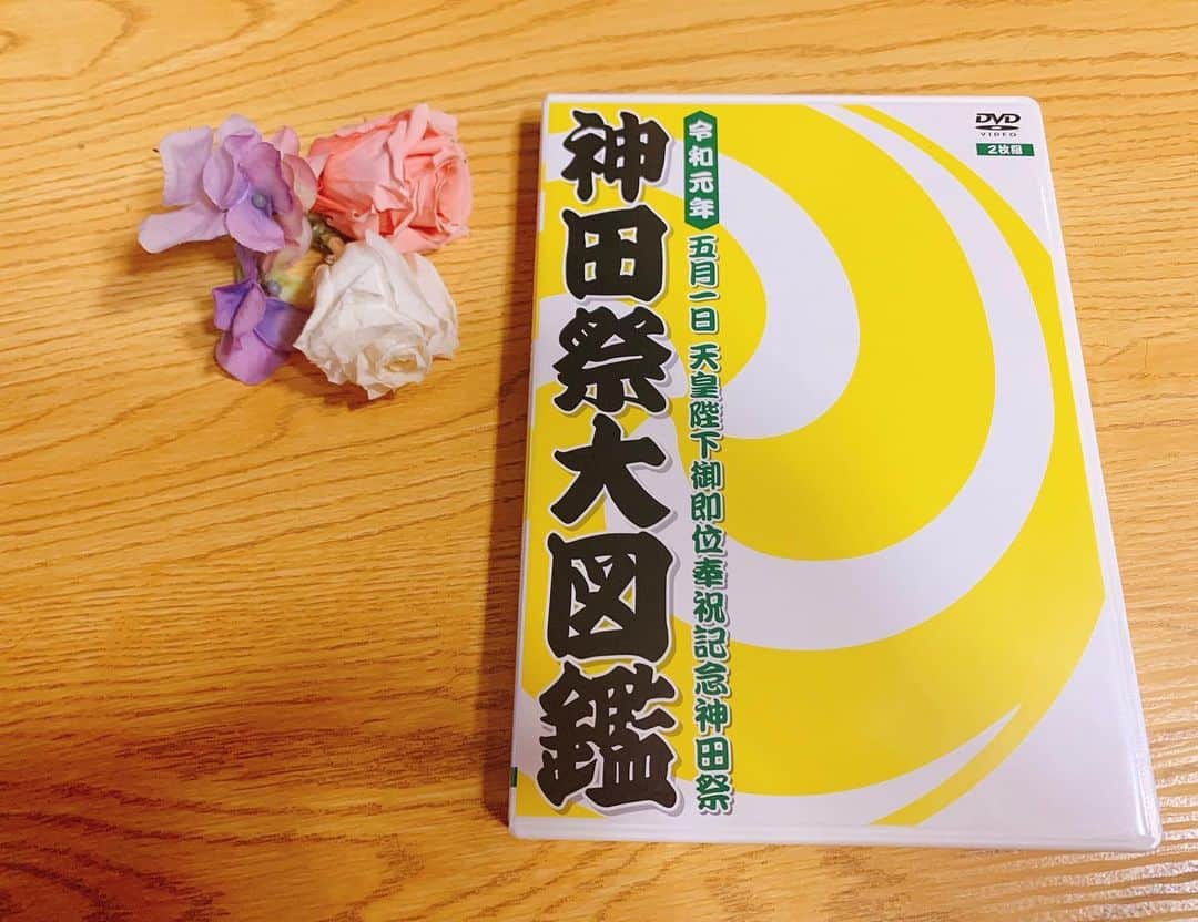 千代田唯さんのインスタグラム写真 - (千代田唯Instagram)「令和元年『神田祭大図鑑』DVDが完成⛩✨ 神田祭チャンネルのキャスター、そしてDVDのナレーターをさせて頂きました😊 神主アイドルとして活動してきて、歴史ある神田祭に関わることが出来て心から嬉しいです🌸 汗と情熱の神田祭をDVDでたくさんの方に楽しんでいただきたいです！神田明神文化交流館にてゲットできます🙆‍♂️✨ 是非ご覧ください😊✨ #神田祭 #神田明神 #令和元年 #神主アイドル #神社 #お祭り #寺社仏閣  #神社大好き #神社好きな人と繋がりたい  #matsuri  #dvd #shrine #kandamatsuri  #cooljapan #japanesefestival  #lovejapan  #instafesta  #节日 #축제」8月29日 19時22分 - chiyodayui0920