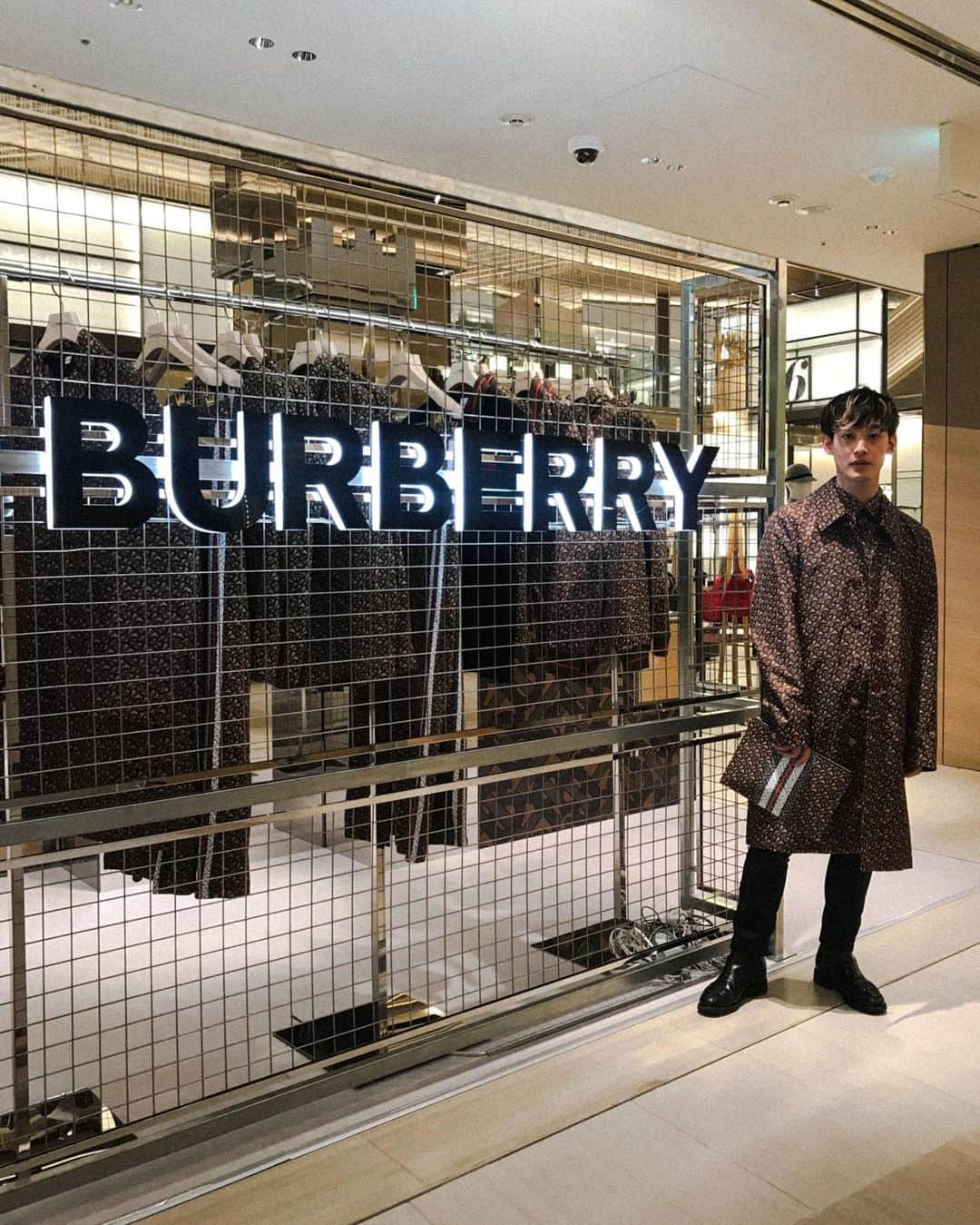 向井太一さんのインスタグラム写真 - (向井太一Instagram)「昨日からGINZA SIXの2階にて展開しているBURBERRYのモノグラムコレクションのPOP UPへ行ってきました。﻿ ﻿ TBロゴで一気にイメージが新しくなった新生バーバリー。﻿ クラシカルで上品さは残しつつ、アイコニックでエッジーなアイテムがとても素敵でした！﻿ ﻿ バーバリーのブランドとしてのコンセプトやディスプレイへの思いなど、ますます憧れのブランドになりました。﻿ ﻿ 銀座に行かれた際は是非！﻿ ﻿ #ThomasBurberryMonogram #TBRT」8月29日 19時22分 - iamtailjp