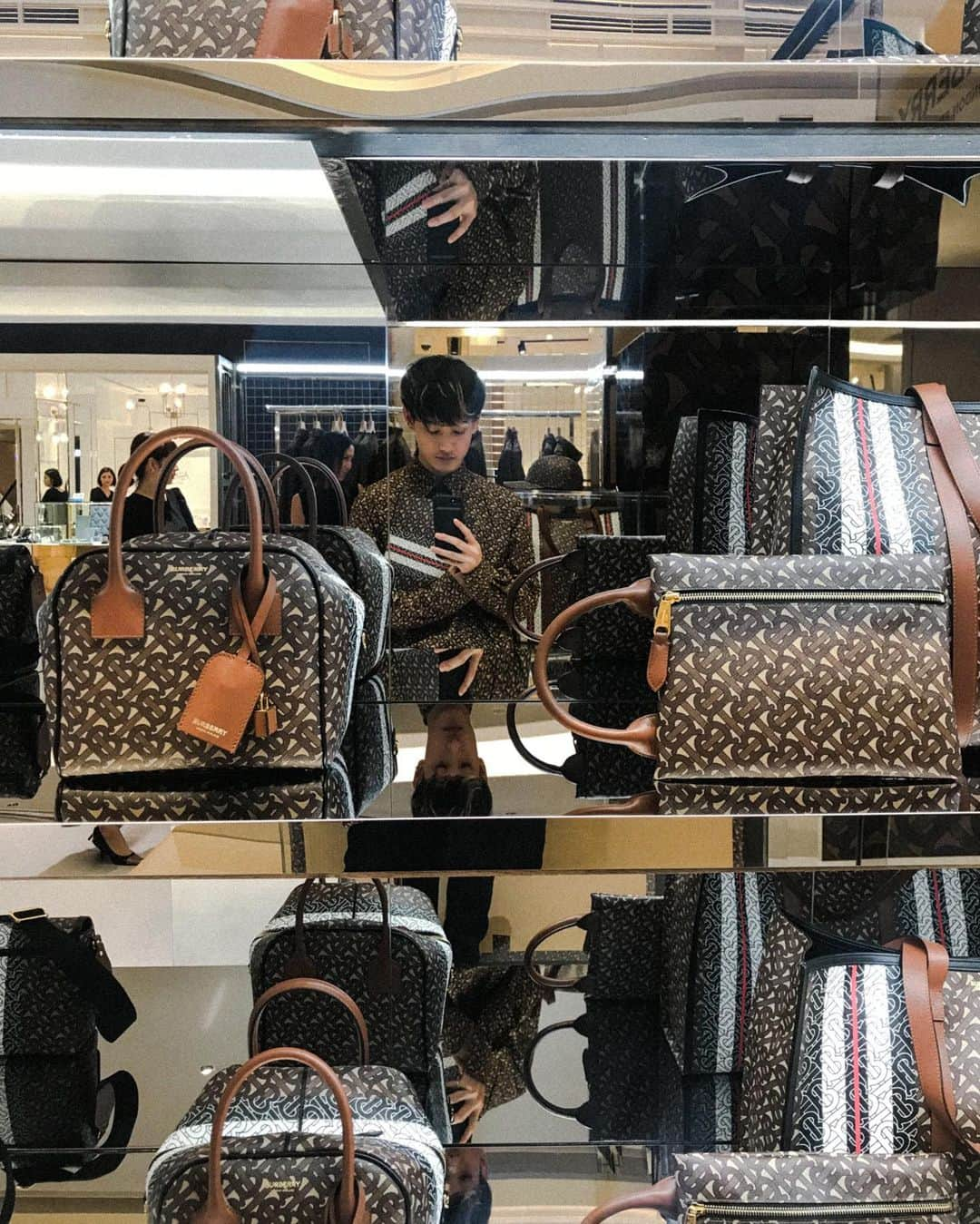 向井太一さんのインスタグラム写真 - (向井太一Instagram)「昨日からGINZA SIXの2階にて展開しているBURBERRYのモノグラムコレクションのPOP UPへ行ってきました。﻿ ﻿ TBロゴで一気にイメージが新しくなった新生バーバリー。﻿ クラシカルで上品さは残しつつ、アイコニックでエッジーなアイテムがとても素敵でした！﻿ ﻿ バーバリーのブランドとしてのコンセプトやディスプレイへの思いなど、ますます憧れのブランドになりました。﻿ ﻿ 銀座に行かれた際は是非！﻿ ﻿ #ThomasBurberryMonogram #TBRT」8月29日 19時22分 - iamtailjp