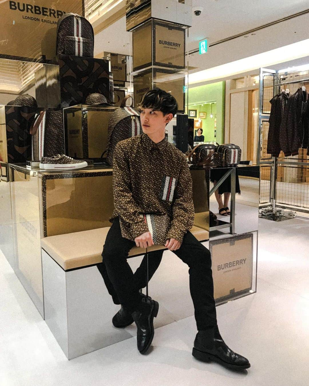 向井太一さんのインスタグラム写真 - (向井太一Instagram)「昨日からGINZA SIXの2階にて展開しているBURBERRYのモノグラムコレクションのPOP UPへ行ってきました。﻿ ﻿ TBロゴで一気にイメージが新しくなった新生バーバリー。﻿ クラシカルで上品さは残しつつ、アイコニックでエッジーなアイテムがとても素敵でした！﻿ ﻿ バーバリーのブランドとしてのコンセプトやディスプレイへの思いなど、ますます憧れのブランドになりました。﻿ ﻿ 銀座に行かれた際は是非！﻿ ﻿ #ThomasBurberryMonogram #TBRT」8月29日 19時22分 - iamtailjp