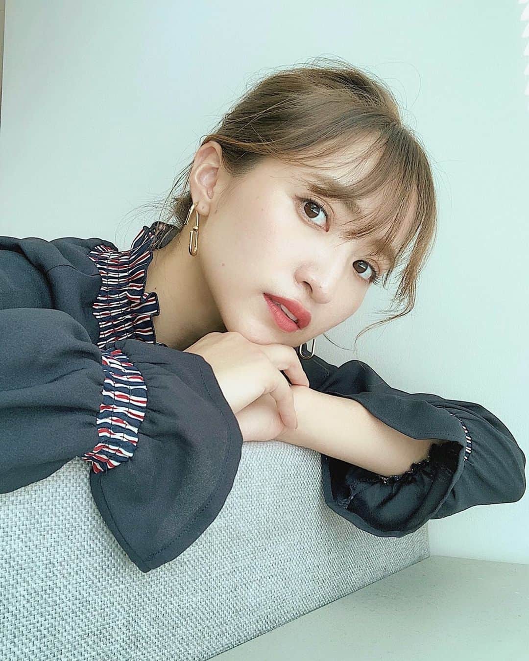 のインスタグラム：「顔まわりを華やかに😌ㅤㅤㅤㅤㅤㅤㅤㅤㅤㅤㅤㅤㅤ そしてボディーラインを綺麗にカバーしてくれる1枚☺︎ㅤㅤㅤㅤㅤㅤㅤㅤㅤㅤㅤㅤㅤ ㅤㅤㅤㅤㅤㅤㅤㅤㅤㅤㅤㅤ ㅤㅤㅤㅤㅤㅤㅤㅤㅤㅤㅤㅤㅤ ネックと袖のシャーリングを ストライプ柄で切り替え 華やかな印象に✌︎ㅤㅤㅤㅤㅤㅤㅤㅤㅤㅤㅤㅤㅤ ㅤㅤㅤㅤㅤㅤㅤㅤㅤㅤㅤㅤㅤ シンプルなボトムと合わせて 着用して頂くのがオススメです😏ㅤㅤㅤㅤㅤㅤㅤㅤㅤㅤㅤㅤㅤ ㅤㅤㅤㅤㅤㅤㅤㅤㅤㅤㅤㅤㅤ ふんわりとしたボリュームに 仕上げているので ボディーラインも綺麗にカバー して頂けます☺︎ㅤㅤㅤㅤㅤㅤㅤㅤㅤㅤㅤㅤㅤ ㅤㅤㅤㅤㅤㅤㅤㅤㅤㅤㅤㅤㅤ デイリーからオケージョンまで🙆‍♀️ ■シャーリングネックトップ【WHT.NVY】8,750-ㅤㅤㅤㅤㅤㅤㅤㅤㅤㅤㅤㅤㅤ 登場率高めの ■ポイントパーツピアス 3,250-ㅤㅤㅤㅤㅤㅤㅤㅤㅤㅤㅤㅤㅤ ▶︎ONLINE...9/4 LUCUA大阪...8/30  伊勢丹新宿...9/4ㅤㅤㅤㅤㅤㅤㅤㅤㅤㅤㅤㅤㅤ ㅤㅤㅤㅤㅤㅤㅤㅤㅤㅤㅤㅤㅤ #laviedeleory#leory#LeoryxEBLÓA #ラヴィドゥレオリー#レオリー#レオリーエブロア#伊勢丹#伊勢丹新宿#大阪#LUCUA #arisa_fashion」