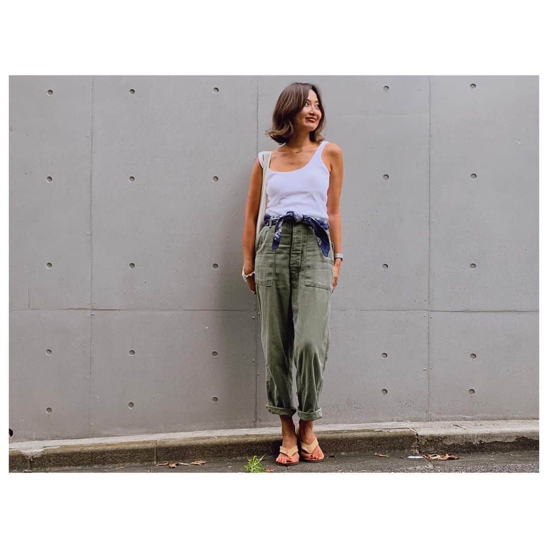のインスタグラム：「なんだか怒涛の1日。 夏日だったから汗だく💦 そんな日はこんな格好に限る。 私物のミリタリーパンツは元々丈長めだったのを好きな長さにカットして履きつぶしてます。 元々は入荷中の8月分CLOSETのパンツに近かったかな。 履いていくうちにまた違った雰囲気が出てくるのが古着の良さ。 通年通して着れるのでおススメです👍 #fashion #style #ootd #outfits #used #vintage #military #herfeecloset」