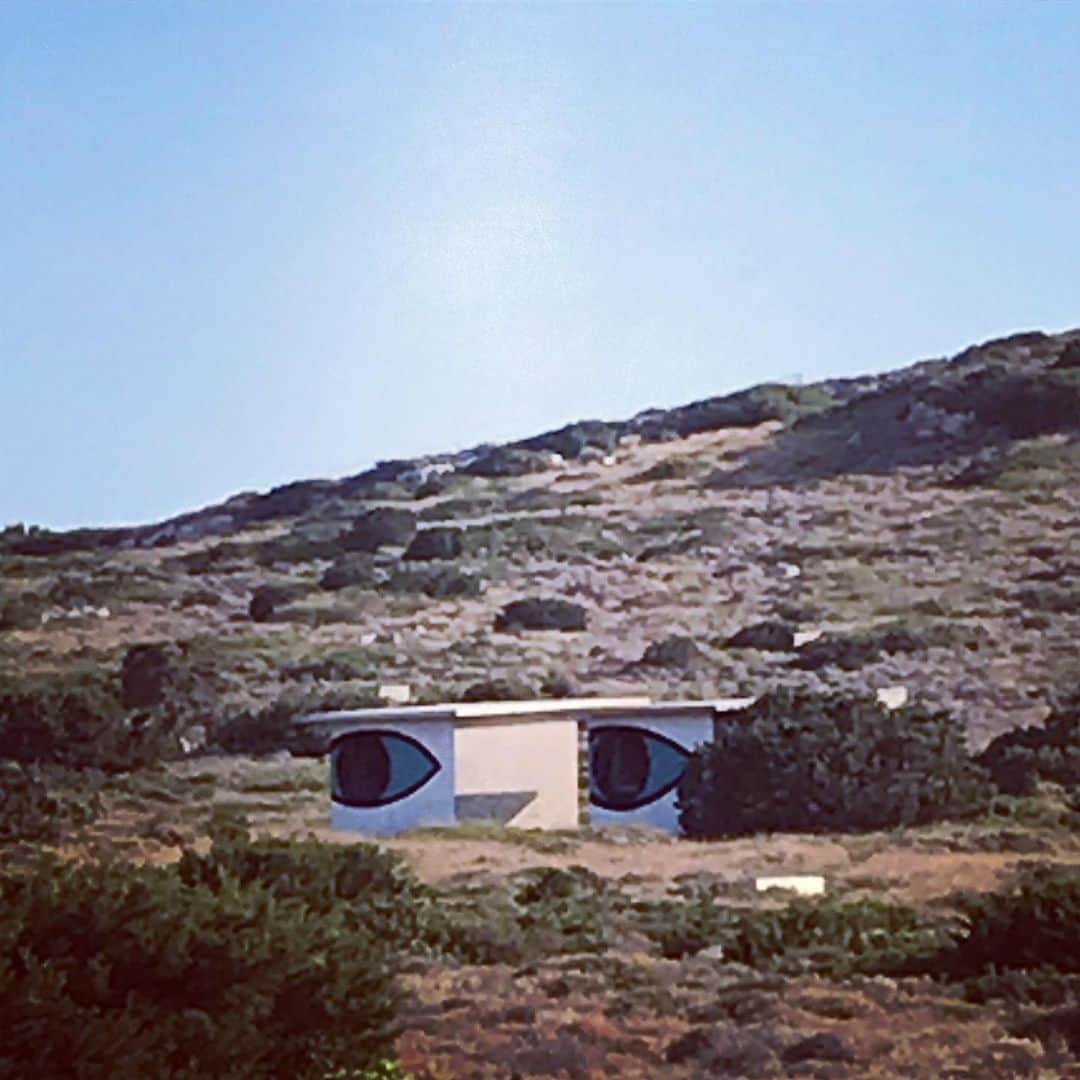 アレクシマビーユのインスタグラム：「Eyes cabana #Paros #blueeyes #alexismabille #lacollineadesyeux #face #eyes #cabana #surprising #exvoto #parosisland」