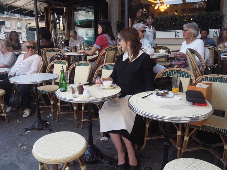 内田新菜さんのインスタグラム写真 - (内田新菜Instagram)「Paris♡ ・ お母さんが好きだったサンジェルマンデプレのLE DEUX MAGOTSで休憩した日☕️ ・ 息子が撮ってくれました💖 ちょっと中途半端な写真だけど、、隣の方とお話ししてる様子も📷✨ スワイプ👉👉 ・ ゆっくりした時間に幸せを感じれるようになったなんて、 私もいつの間にか大人になった？！ ・ そんな私達の旅もそろそろ1ヶ月近くたちますが、あと少し続きます😊 ・ ・ #paris #cafe #夏休み #ヨーロッパ旅行 #旅 #🇫🇷」8月29日 19時35分 - ninauchida