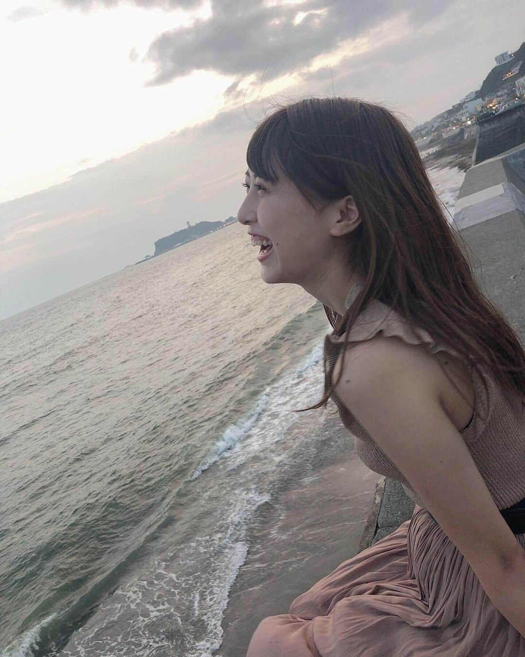 華山志歩さんのインスタグラム写真 - (華山志歩Instagram)「後ろに見えるのは江ノ島だよ🏝」8月29日 19時35分 - shiho_hanayama_official