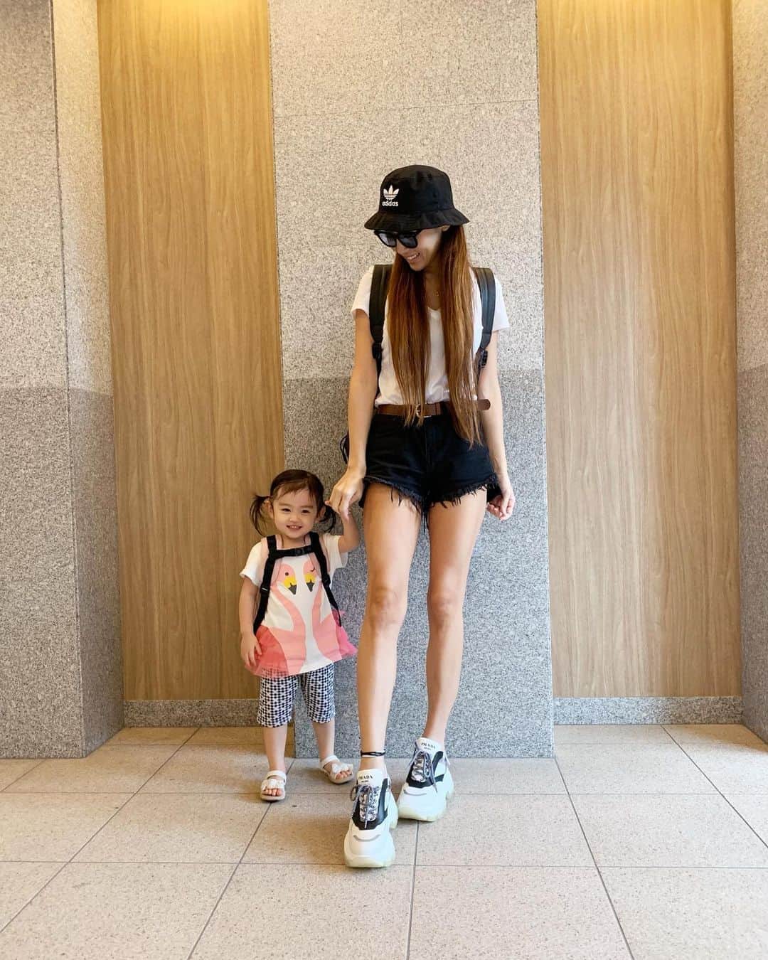 のインスタグラム：「. . 親子でリュック🎒 その方がお手手繋げるもんね💕 最近どんどんお話できるようになって愛おしい😌 うるさい時もありますけど🙉🗯 . . #codenate #ootd #outfit #code #monotone  #gap#prada #sneakers #ママコーデ  #親子コーデ #仲良し親子 #母娘  #ママバッグ #シングルマザー #シンママ #172cm #172cmコーデ #ママでも綺麗に  #데일리룩 #패션 #패션스타그램 #데일리코디」