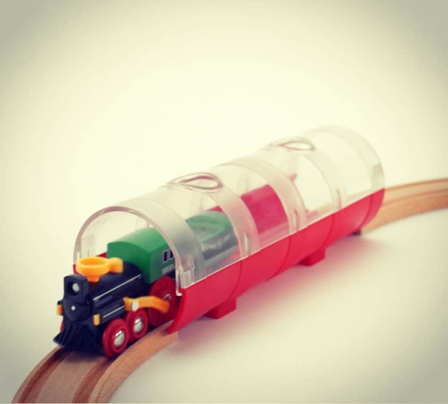 kidzoo+さんのインスタグラム写真 - (kidzoo+Instagram)「スチームトレイン＆トンネル クラシックなデザインと木製のディテールが特徴のBRIO World スチームトレイン & トンネル。 蒸気機関車と客車がBRIO World の木製レールの上をシュッシュポッポと進むと、古き良き時代にタイムスリップ。 スチームトレインのパッケージはそのままスタイリッシュなシースルーのトンネルとして使えます – BRIO World のレールに加えるだけで冒険の旅が始まります。 さぁ、全速力で出発進行！ 【33892  スチームトレイン＆トンネル】  #BRIO #レールウェイセット #プレゼント #知育玩具 #車両 #汽車 #トンネル #誕生日プレゼント #コレクター #kidzooplus #名古屋市名東区 #名古屋市 #kids #おもちゃ屋 #スウェーデン」8月29日 19時56分 - kidzooplus