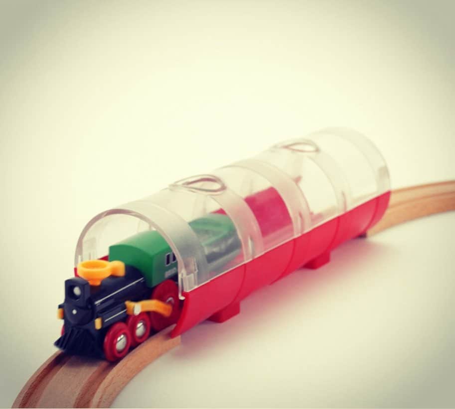 kidzoo+のインスタグラム：「スチームトレイン＆トンネル クラシックなデザインと木製のディテールが特徴のBRIO World スチームトレイン & トンネル。 蒸気機関車と客車がBRIO World の木製レールの上をシュッシュポッポと進むと、古き良き時代にタイムスリップ。 スチームトレインのパッケージはそのままスタイリッシュなシースルーのトンネルとして使えます – BRIO World のレールに加えるだけで冒険の旅が始まります。 さぁ、全速力で出発進行！ 【33892  スチームトレイン＆トンネル】  #BRIO #レールウェイセット #プレゼント #知育玩具 #車両 #汽車 #トンネル #誕生日プレゼント #コレクター #kidzooplus #名古屋市名東区 #名古屋市 #kids #おもちゃ屋 #スウェーデン」
