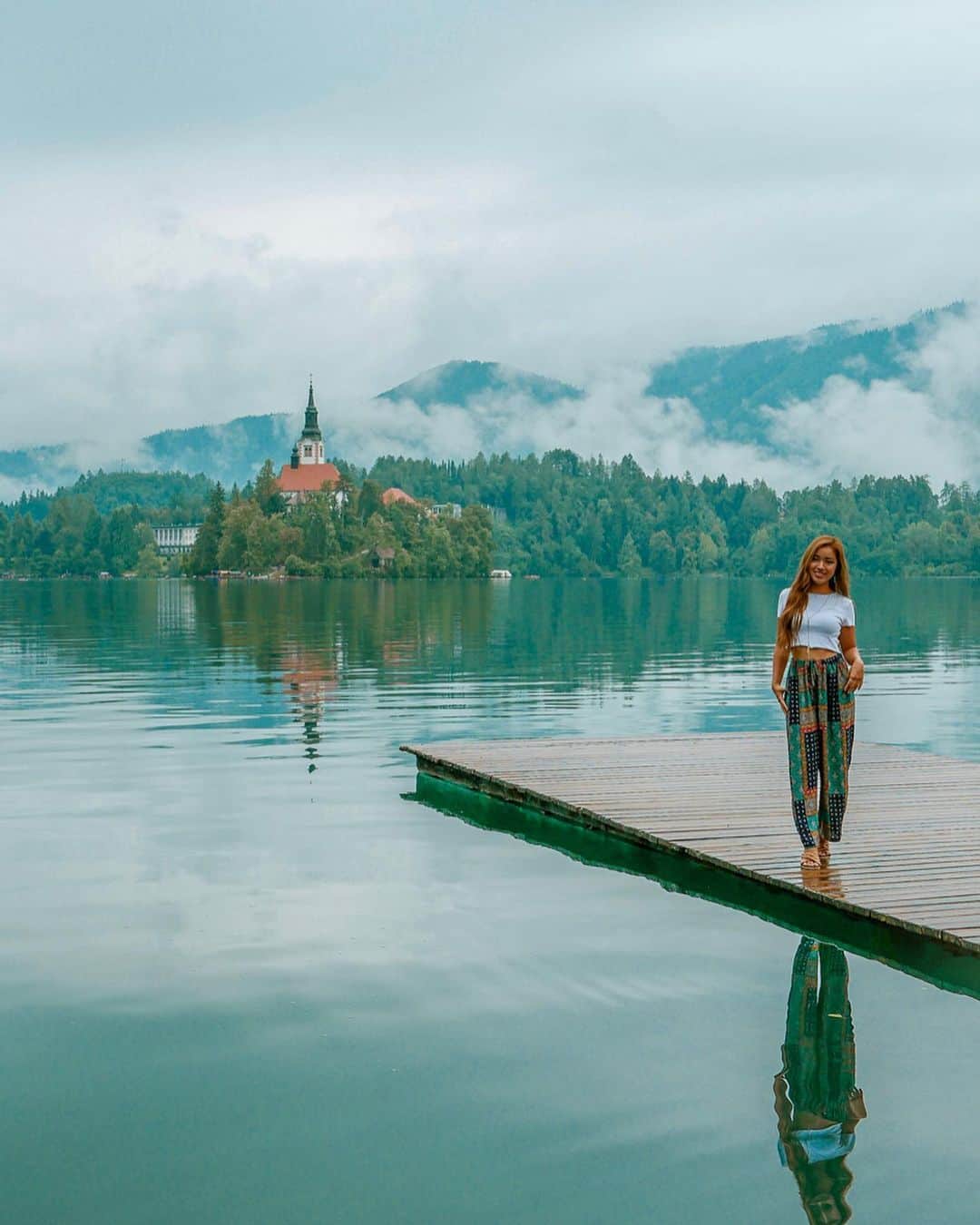 羽石杏奈さんのインスタグラム写真 - (羽石杏奈Instagram)「found a fairyland🏰🧚‍♀️♡ . スロベニアにあるブレッド湖🇸🇮 自転車で湖の周りを回って、絶景を求めてハイキングして、自然にたっぷり癒された、お気に入りの場所✴︎ 本当におとぎ話の世界にいるような気分だった、、🧚‍♀️🧚‍♂️ . てことで！東欧の旅から帰国しました♡ #インスタのポスト時差ありすぎてごめんなさい笑 photo in #slovenia #slovenia🇸🇮 #visitslovenia #slovenia_ig #lakebled #bledlake #fairytail #fairyland #mountain #lake #nature #hiking #undertherain #green #plants #island #beautiful #breathtaking #worthit #pretty #relaxing #lovethismoment #weliveinmoments #lovemylife #スロベニア #ブレッド湖 #トラレコwifi @travelrecommends_jp @girl_license」8月29日 19時49分 - hawaiianna913