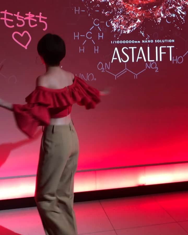 ソンイのインスタグラム：「ASTALIFTのPartyへ💃🏻🌹 もちもち🍡をイメージしたダサめなポーズ🤣笑 独自テクノロジーの細胞サイズのWヒト型ナノセラミドが角層のすみずみにしっかり浸透させてくれるスキンケア🧖🏻‍♀️ 科学の力で綺麗にしてくれるよ🔬🧬⚗️🧪💖 @astalift_japan #ASTALIFTLAB #アスタリフトラボ #アスタリフトジェリー #アスタリフト」