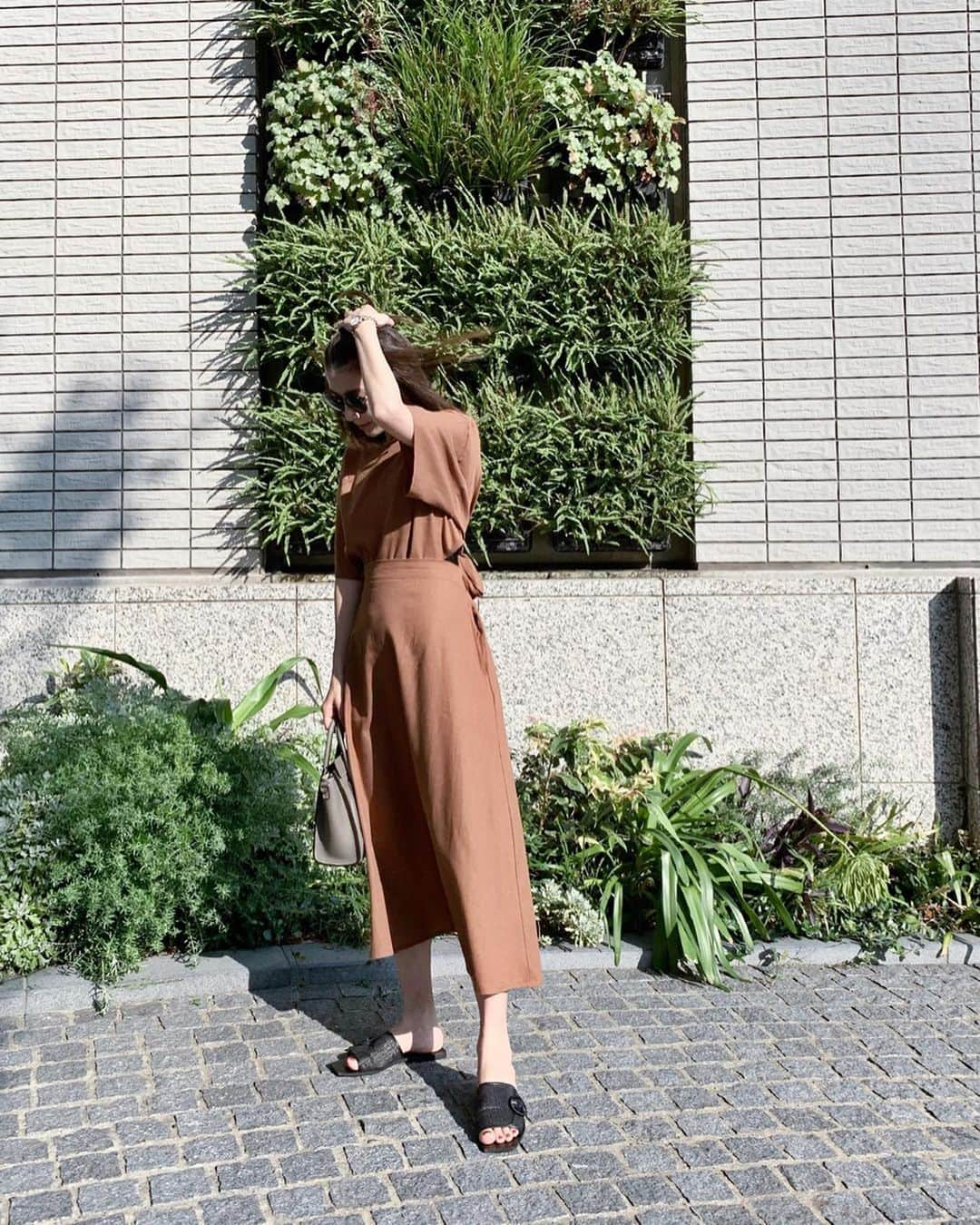 小林さりさんのインスタグラム写真 - (小林さりInstagram)「風と日差しが強すぎたある日☀︎°. @fifth_store のセットアップでドライブに出かけたよ◡̈♪ ・ ・ 背中がガバッと開いてて好きな形♡ 私は前開きの洋服より背中開きの洋服の方が好きなんだ ༘* ・ ・ #fifthtl #fifth #フィフス #スカートコーデ #ワントーンコーデ #ブラウンコーデ #リネンコーデ #プチプラコーデ #プチプラ #背中開き #リネンスカート #リネン #バックシャンリネンセットアップ」8月29日 19時54分 - _____sari