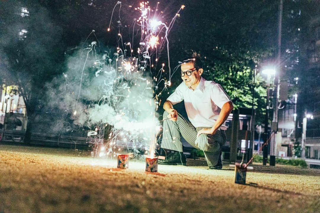 のインスタグラム：「最後の花火に今年もなったな #岩井ジョニ男 #iwaijonio #jonioIwai #ジョニスタグラム #jonistagram #イワイガワ #iwaigawa #浅井企画 #asaikikaku #幻の哀愁おじさん  #令和 #令和元年  #花火 #fireworks  #フジファブリック #若者のすべて  #サラリーマン #whitecollarwork #ninetofiver #東京 #tokyo #錦糸町 #kinshityou  #岩井眼鏡店 @iwaimeganeten  #ヴィンテージスーツ @vintage_gentry  #instagram  #instagood  #model #cool #cooljapan」
