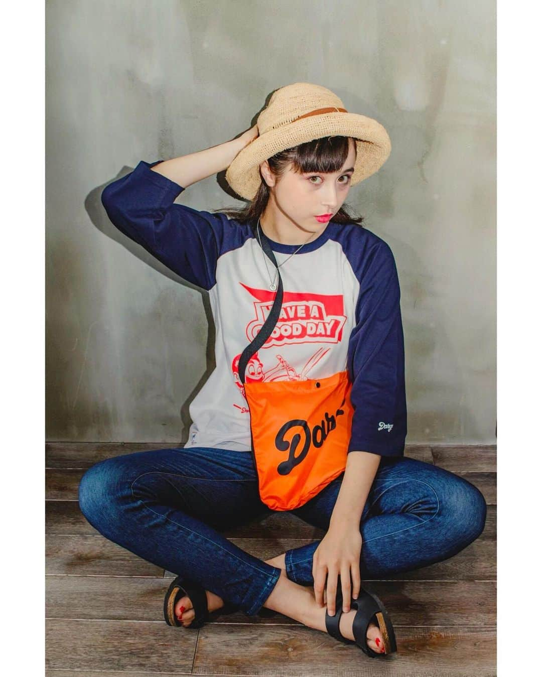 DARGO T-shirt &Sign Artさんのインスタグラム写真 - (DARGO T-shirt &Sign ArtInstagram)「...Late Summer Mood🏜 ------------------------ 【DARGO】 "HAVE A GOOD DAY" 3/4 Raglan T-shirt color：NAVY × WHITE size：S, M, L, XL Hand Printed in Kumamoto, Japan. 5.6onz Mid Weight. 100%COTTON / PRE-SHRUNK FIT. 水性染み込みインク1版構成 173cm / SMALL着用 ------------------------- DARGO Hand Screen Printed T-shirt Printed in Kumamoto, Japan. ------------------------- #dargojapan #dargo2019ss #kumamoto #vintagestyle  #california #californiastyle #熊本 #熊本市 #熊本tシャツ #アメカジ #アメカジ女子 #アメカジスタイル #tシャツ #ラグラン #ダーゴ」8月29日 19時54分 - dargo_japan