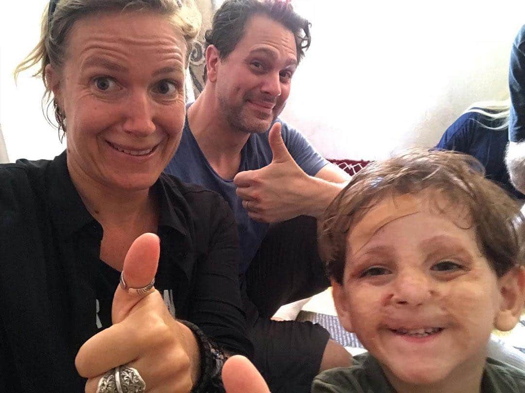 トーマス・サドスキーさんのインスタグラム写真 - (トーマス・サドスキーInstagram)「Repost from @arwacnn.  Thumbs up with little Rafik and board member @thomas_sadoski ! He acted like just about any other 3.5 year old, shy at first and then slowly began interacting, playing, laughing with us. But his wounds are go beyond what you can see. He was burnt in a strike in Syria when he was just a baby. He, his two siblings, and parents live in a single room, about 4x4m (13x13ft). They have a small balcony. His mother says that sometimes he says deeply disturbing things a child his age should never utter. They are both receiving psychological support through my non profit @inaraorg along with us also providing Rafik’s medical treatment.  It breaks my heart to see yet another sweet boy suffer so much and know there are countless others who need our help. Syria is no longer in the headlines, but children are being killed and injured almost daily in Idlib province. An unknown number wounded in the previous 8 years have not received the medical treatment they need. We should not abandon them. We should do our best to give them a chance to change their narrative. Funding for Syria is scarce, there is widespread apathy and donor fatigue. Try telling that to a family in need who just wants to see their kid get treatment.  We need your help. Please. Link in bio to donate. Thank you.  #children #childreninneed #nonprofitorganization #ngo #syria #syriawar #airstrike #inara #donate #compassion #charity #medical #medicalassistance #woundedchildren #injuredchildren」8月29日 20時06分 - thomas_sadoski