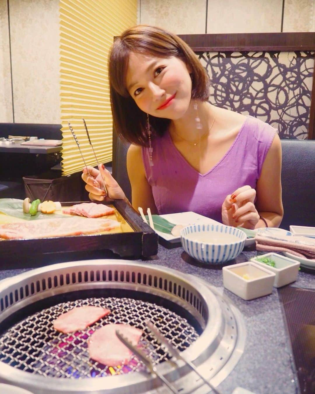 石井里奈さんのインスタグラム写真 - (石井里奈Instagram)「こんばんは😊❤️ . 今夜は里奈ログ😋😋🥩 . 新宿駅近くでアクセス抜群のやきにく亭六歌仙別館へ🚶‍♀️👟 . ジム終わりで最大限、お腹を空かせて食べ放題付コースの若紫の宴をいただきました😚❣️ . なんと❣️しゃぶしゃぶと焼肉が食べ放題🥺💕 . 食べ放題のお肉とは思えない質の良い霜降りのついた松坂牛🐮しゃぶしゃぶはたれが2種類あったり、カニしゃぶまでできて、食いしん坊の私は大満足🦀❤️✨ . サイドメニューでも最近はまってるイカや柔らかいフィレ肉も食べ放題だったよ💕 . あー❤️美味しかったなぁ😚✨ デザートの雪見だいふくもペロリでした🍨 . 今回はちょっと動画多めにしてみました😋動画の方が楽しそうなの伝わる気がする😊笑 . 今日もお疲れ様でした❤️ . @rokkasen.annex #六歌仙別館 #新宿 #焼肉 #yakiniku #ぐるなび #PR #食べ放題 #りなまるグルメ #yakiniku #shabushabu #いか焼き #冷麺 #ビール #beer #shinjuku #新宿焼肉 #新宿グルメ #肉好き #肉食女子 #筋トレ女子 #ステーキ #steak #雪見だいふく #大福 #食べる動画 #食レポ #彼女とデートなうに使っていいよ #グルメレポート」8月29日 20時05分 - ri7tin1025