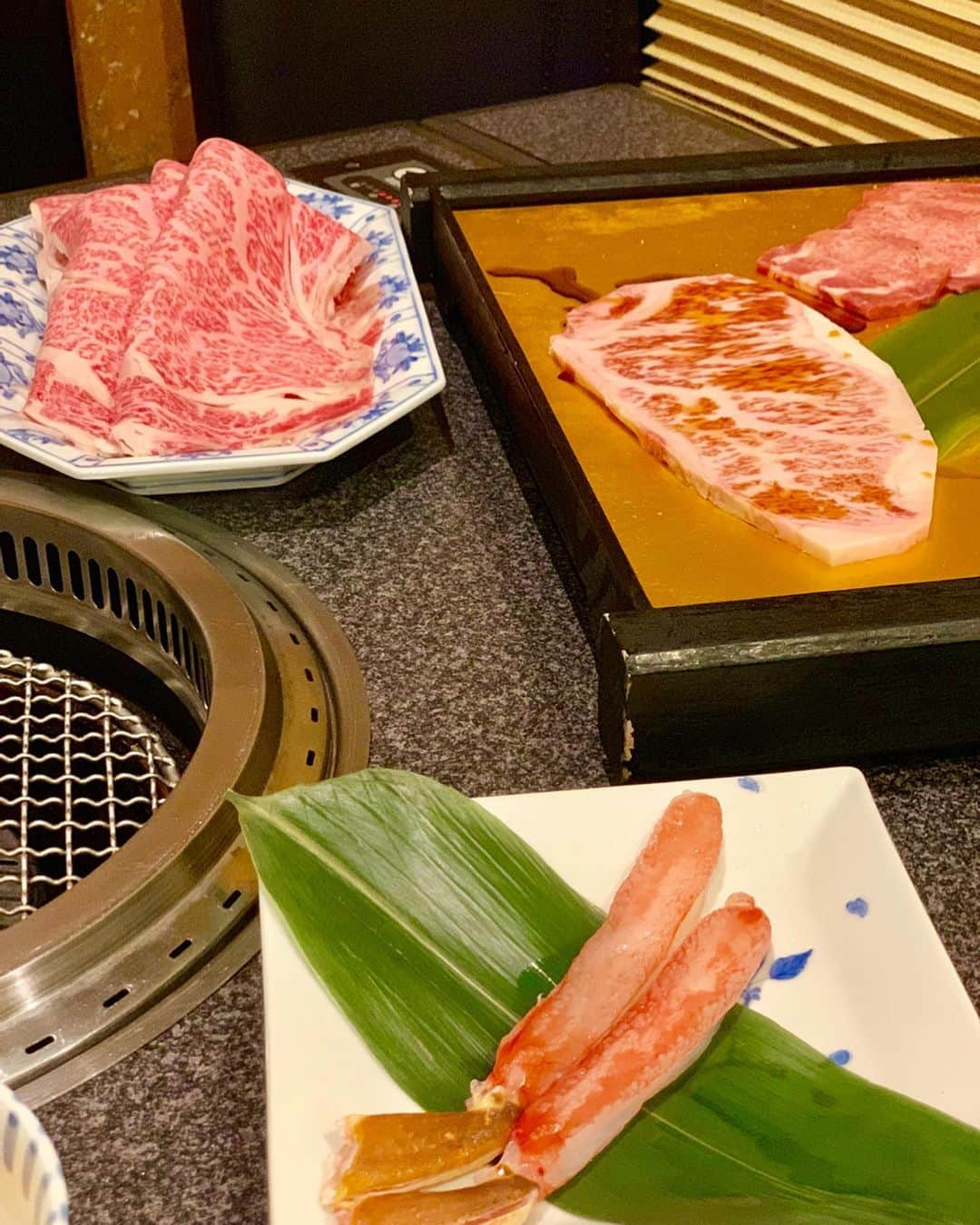 石井里奈さんのインスタグラム写真 - (石井里奈Instagram)「こんばんは😊❤️ . 今夜は里奈ログ😋😋🥩 . 新宿駅近くでアクセス抜群のやきにく亭六歌仙別館へ🚶‍♀️👟 . ジム終わりで最大限、お腹を空かせて食べ放題付コースの若紫の宴をいただきました😚❣️ . なんと❣️しゃぶしゃぶと焼肉が食べ放題🥺💕 . 食べ放題のお肉とは思えない質の良い霜降りのついた松坂牛🐮しゃぶしゃぶはたれが2種類あったり、カニしゃぶまでできて、食いしん坊の私は大満足🦀❤️✨ . サイドメニューでも最近はまってるイカや柔らかいフィレ肉も食べ放題だったよ💕 . あー❤️美味しかったなぁ😚✨ デザートの雪見だいふくもペロリでした🍨 . 今回はちょっと動画多めにしてみました😋動画の方が楽しそうなの伝わる気がする😊笑 . 今日もお疲れ様でした❤️ . @rokkasen.annex #六歌仙別館 #新宿 #焼肉 #yakiniku #ぐるなび #PR #食べ放題 #りなまるグルメ #yakiniku #shabushabu #いか焼き #冷麺 #ビール #beer #shinjuku #新宿焼肉 #新宿グルメ #肉好き #肉食女子 #筋トレ女子 #ステーキ #steak #雪見だいふく #大福 #食べる動画 #食レポ #彼女とデートなうに使っていいよ #グルメレポート」8月29日 20時05分 - ri7tin1025