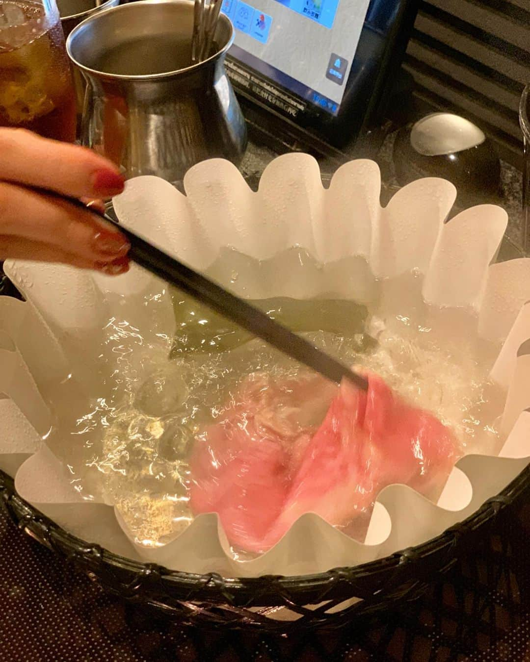 石井里奈さんのインスタグラム写真 - (石井里奈Instagram)「こんばんは😊❤️ . 今夜は里奈ログ😋😋🥩 . 新宿駅近くでアクセス抜群のやきにく亭六歌仙別館へ🚶‍♀️👟 . ジム終わりで最大限、お腹を空かせて食べ放題付コースの若紫の宴をいただきました😚❣️ . なんと❣️しゃぶしゃぶと焼肉が食べ放題🥺💕 . 食べ放題のお肉とは思えない質の良い霜降りのついた松坂牛🐮しゃぶしゃぶはたれが2種類あったり、カニしゃぶまでできて、食いしん坊の私は大満足🦀❤️✨ . サイドメニューでも最近はまってるイカや柔らかいフィレ肉も食べ放題だったよ💕 . あー❤️美味しかったなぁ😚✨ デザートの雪見だいふくもペロリでした🍨 . 今回はちょっと動画多めにしてみました😋動画の方が楽しそうなの伝わる気がする😊笑 . 今日もお疲れ様でした❤️ . @rokkasen.annex #六歌仙別館 #新宿 #焼肉 #yakiniku #ぐるなび #PR #食べ放題 #りなまるグルメ #yakiniku #shabushabu #いか焼き #冷麺 #ビール #beer #shinjuku #新宿焼肉 #新宿グルメ #肉好き #肉食女子 #筋トレ女子 #ステーキ #steak #雪見だいふく #大福 #食べる動画 #食レポ #彼女とデートなうに使っていいよ #グルメレポート」8月29日 20時05分 - ri7tin1025