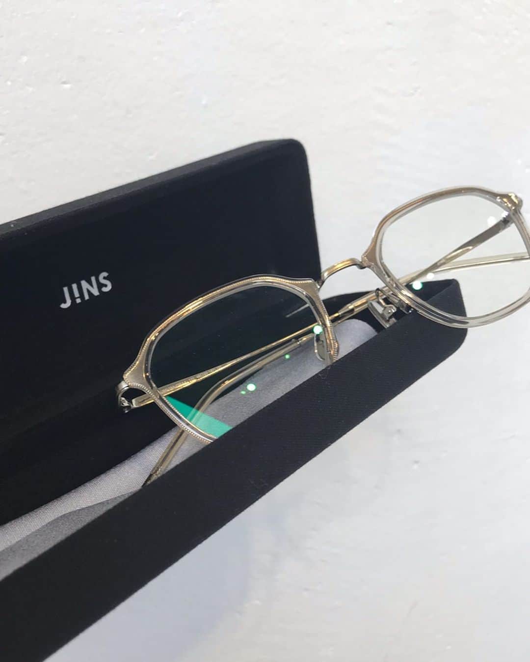 もるさんさんのインスタグラム写真 - (もるさんInstagram)「・ JINSから“JINSCLASSIC”というシリーズが8/22より発売されております🕶 ・ 日本人の顔に合うように設計されており、トレンドのメタルフレームでスタイリッシュにそしてストレスなくかけることのできるアイウェアとなっております🙆‍♂️ ・ 視力が悪くない方でも“伊達メガネ”として使用することもできますので、よりたくさんの方にオススメできます‼️ ・ ちなみに、僕のかけているメガネの型番は 【URF-19A-035】というものになります🕺 僕のように丸顔や卵形の人はスクエア型にする事でバランスがよく見えます😳 ・ ・ #JINS  #JINSCLASSIC  #PR  #メガネ  #おしゃれ  #アイウェア  #もるさん  #youtuber  #oceantokyo  #トップスタイリスト  #サロン #原宿 #美容室 #美容師 #メンズ #メンズヘア #カット #メンズカット #スタイリング #セット #ヘアセット #mens #hair #menshair #styling #mensstyling #ワックス」8月29日 19時58分 - morusan_aitokyo