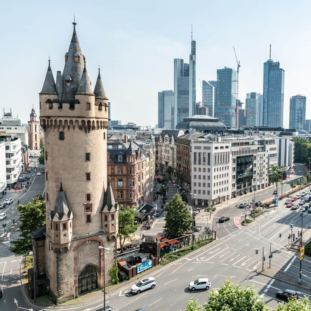 ルフトハンザさんのインスタグラム写真 - (ルフトハンザInstagram)「Old towers next to new towers – the Eschenheimer Turm was a city gate of the late medieval city walls and is a landmark of Frankfurt am Main. #Lufthansa #FlyToFrankfurt」8月29日 20時01分 - lufthansa