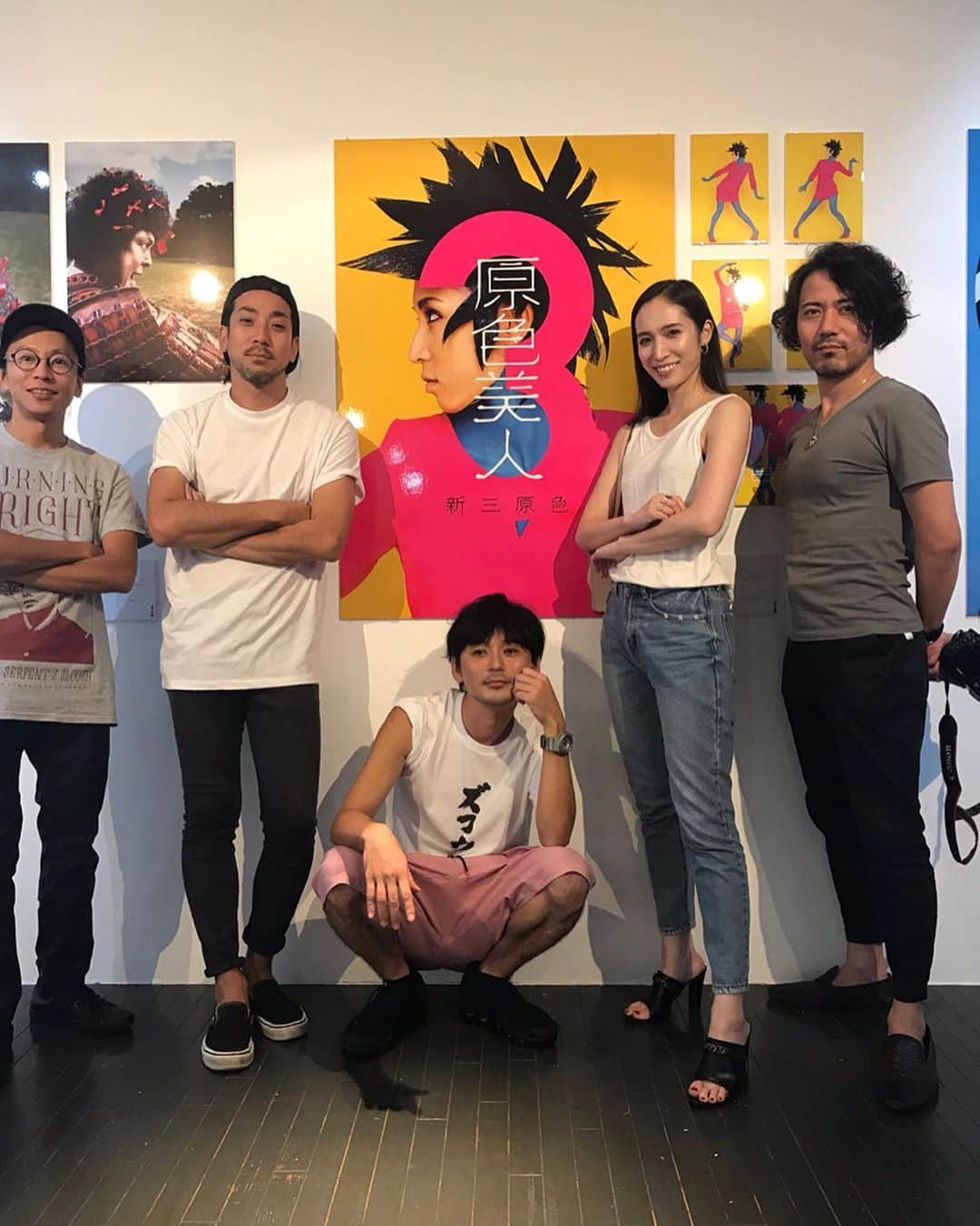 のインスタグラム：「作品に参加させてもらった、ズコウ5の個展にお邪魔してきました！ 顔以外を青く塗り、ジョジョ立ちポージングのリクエスト。すごく思い出深い撮影😂 斬新というよりはぶっ飛んでて、だけどそのズコウ5の世界観がとても魅力的なんです。参加できて光栄です。  #ズコウ5」