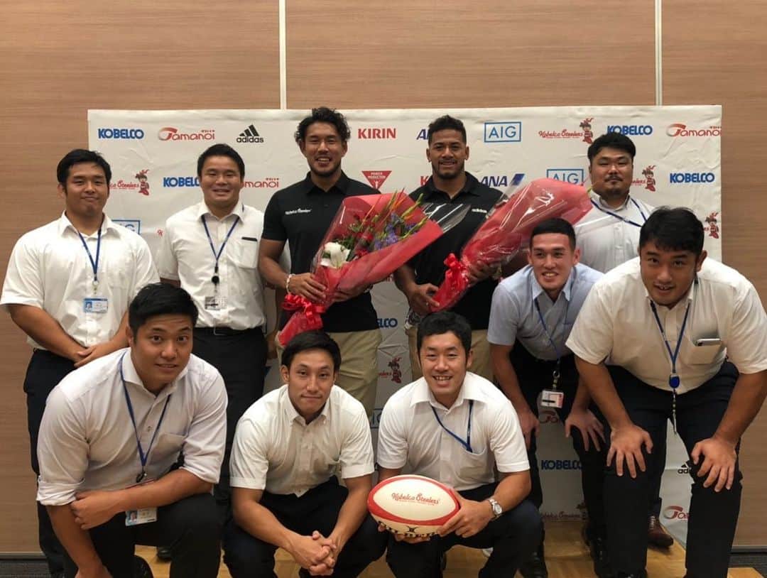 のインスタグラム：「. World Cup 2019日本大会に向けた日本代表スコッド31名が本日発表され、神戸からは "山中亮平選手, 中島イシレリ選手, ラファエレティモシー選手, アタアタ・モエアキオラ選手" の4名が選出されました🇯🇵🎊 . 熱い応援を宜しくお願い致します🔥 . ※山中選手とモエアキオラ選手は神戸製鋼本社にて記者会見を行いましたので、その様子も合わせてお届けいたします!! . Congraturations to our 4 Kobe boys who have been named in @japanrugby RWC 2019 squad today🇯🇵 who can't wait to see them playing??💯 All the best🔥 @yamanaka10  @nakajima_isileli  @timlafaele  @ata_moeakiola . . . #神戸製鋼コベルコスティーラーズ #kobelcosteelers #topleague #rwc2019 #ラグビー日本代表 #japanway  #aigrugby#ラグビー#rugby #神戸#kobe #ryoheiyamanaka #山中亮平 #isilelinakajima #中島イシレリ #timothylafaele #ラファエレティモシー  #ataatamoeakiola #アタアタモエアキオラ」