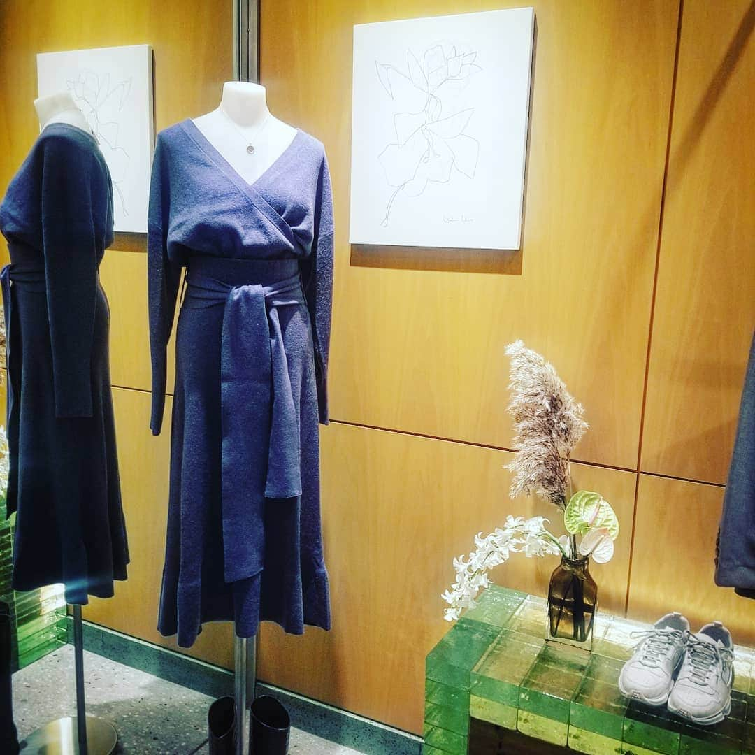 Ginaさんのインスタグラム写真 - (GinaInstagram)「本日リニューアルOpenの #スナイデル 新宿ルミネ2店へお買い物へ行ってきました～👗ㅤㅤㅤㅤㅤㅤㅤㅤㅤㅤㅤㅤㅤ より大人っぽいムードのニットやジャケットなど……そろそろ秋服、買い揃えなきゃですね！ㅤㅤㅤㅤㅤㅤㅤㅤㅤㅤㅤㅤㅤ  このショップは使われなくなった蛍光灯や、ブラウン管の廃材などをリサイクルしてインテリアに使っているが特徴♻️ またオーガニック素材を使った新しいライン #オーガニックスナイデル も！ㅤㅤㅤㅤㅤㅤㅤㅤㅤㅤㅤㅤㅤ ファッションからも地球環境に貢献できるなんて素敵ですよね🌍  もう暑いの終わってーーー😵💦 #Gina #Ginamagazine #GinaFall #Gina編集日記 #SNIDEL」8月29日 20時06分 - gina_mag