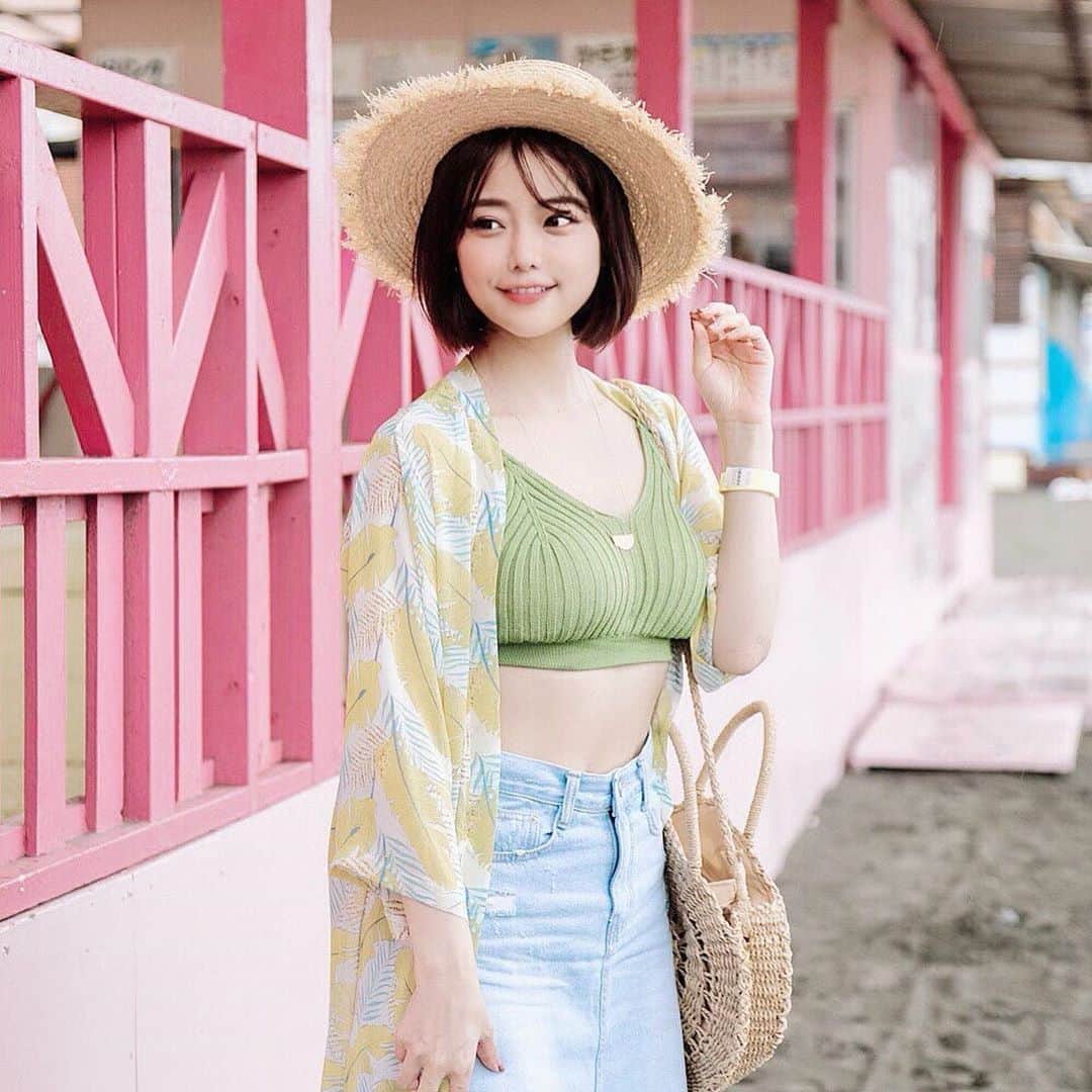 林村ゆかりのインスタグラム：「海の家コーデ♪ ⠀  昨日はBIGOLIVE、夏の終わりの海の家イベントでしたー！ 海で遊んで全身びしょ濡れで帰りました😂  夏の思い出…明後日31日も一緒に作れます❤︎ ライバーのカフェバーイベント！ バーをすることも夢のひとつだったのでその第一歩。絶対みんなに楽しんでほしいし、私も楽しみます♪♪ ストーリーに詳細リンクもう一度貼っておきます♪前の投稿にも詳細あります😊ご参加お待ちしてます🧡 ⠀ ⠀  #海の家#ライバー#ライブ配信#水着#麦わら帽子#うみコーデ#夏コーデ」