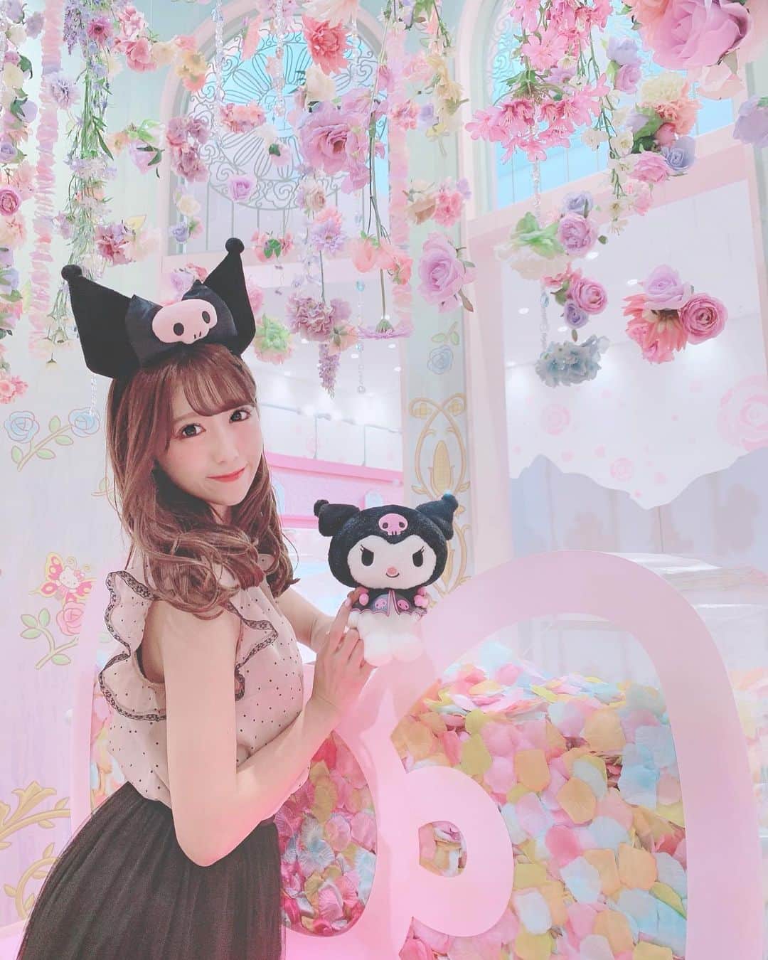 田口未彩のインスタグラム：「❤︎ . . ここお花が吊るされててかわいすぎた、！！ キティちゃんのおうちだよ🎀 . . .  #サンリオ #サンリオピューロランド #ピューロランド #ピューロ #クロミ #クロミちゃん #マイメロ #量産型 #量産型女子 #anmille #アンミール #エブリン #メイク #オレンジメイク #ピューロコーデ #カチューシャ #量産型コーデ #双子 #姉妹 #ピンクコーデ #インスタ映え #映え」