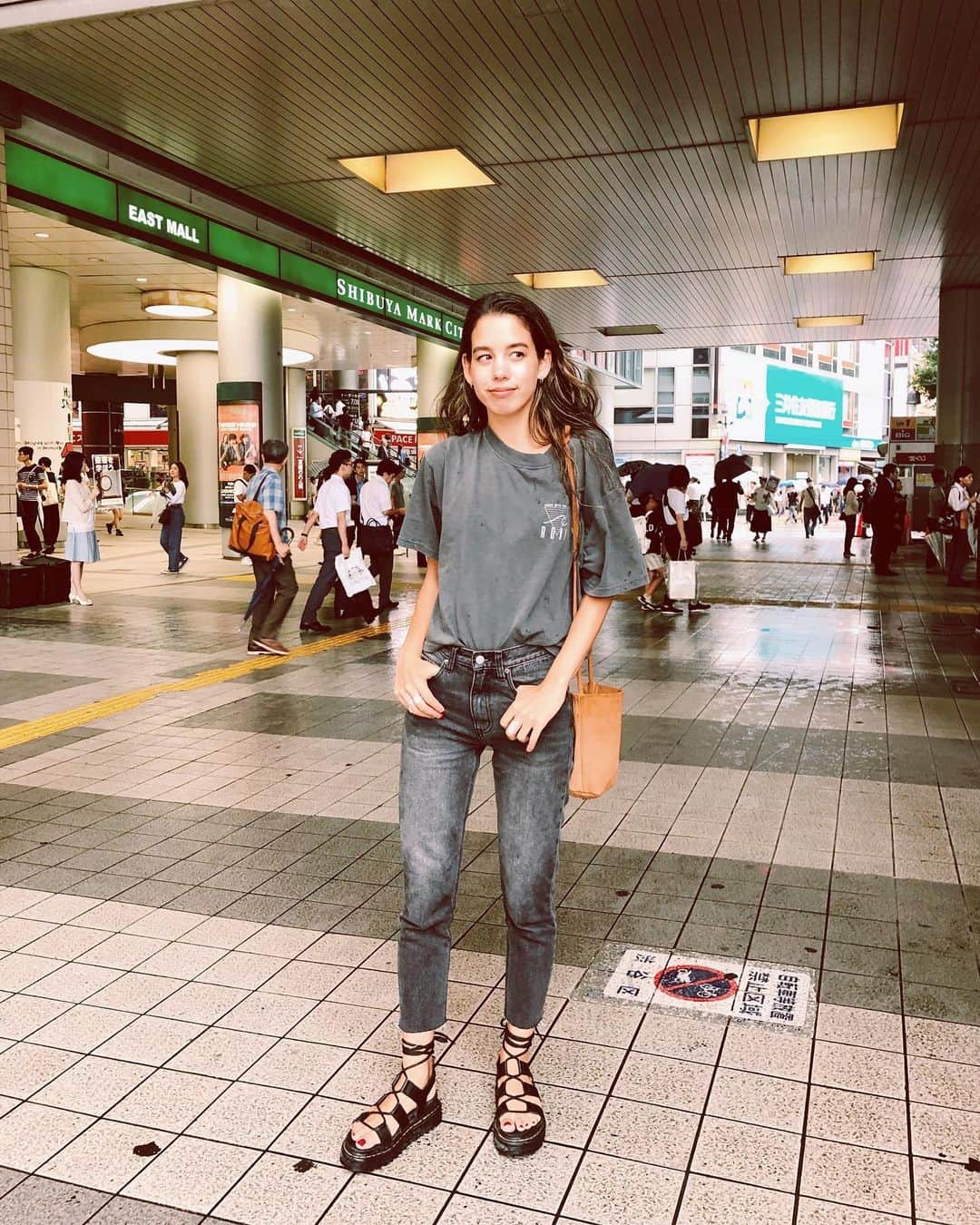 Rika Vanessaさんのインスタグラム写真 - (Rika VanessaInstagram)「昨日の雨の渋谷☔️ (taxiが止まってくれず ビショビショ🤣) ・ 私の1番のお気に入りのdenimを 出している @vicente__official と 大好きな @roxyjapan が コラボしましたー！！🌹🌹 ・ かなり熱いコラボ🔥🔥🔥 ・ ・ 私は新鮮なブラックデニムを チョイス💭 ・ ・ 店舗は表参道の" @roxy_tokyo "と vicenteのWEBストアのみの 限定販売なので 是非早めにgetしてね！ ・ ・ 中の刺繍やボタンも可愛いの😭❤️ 色も限定色だよー！ 形は今まで履いたdenimの中でも ピカイチよ💥 ・ ・ ・ #roxyjapan #roxygirlssnap #roxygirls  #roxytokyo #vicentedenim #ロキシー #コラボ」8月29日 20時09分 - rikavanessa._