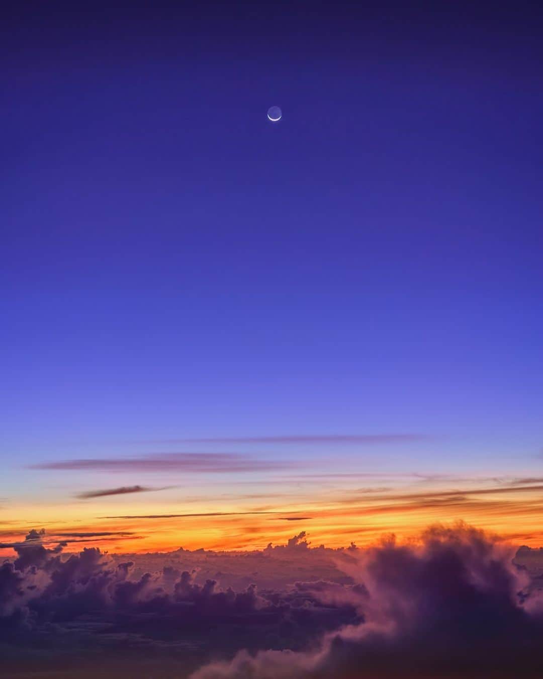 KAGAYAさんのインスタグラム写真 - (KAGAYAInstagram)「本日、朝焼けのグラデーションの中の細い月です。 夜空が色づき太陽が昇るまで、ほんのひと時の天空劇でした。 （太平洋上空にて撮影） #moon」8月29日 20時10分 - kagaya11949