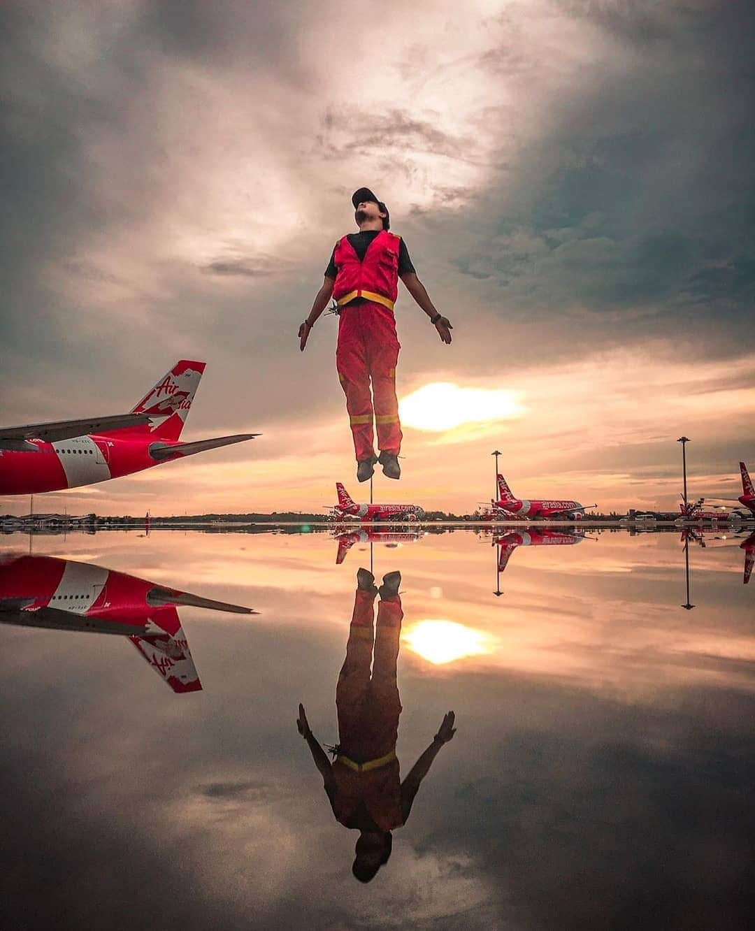 のインスタグラム：「Dare to dream and let it take flight.  Thank you for always dreaming and flying with us! ❤  #AirAsia #ThankfulThursdaysWithAirAsia __________ Photo by @jacknopnop」