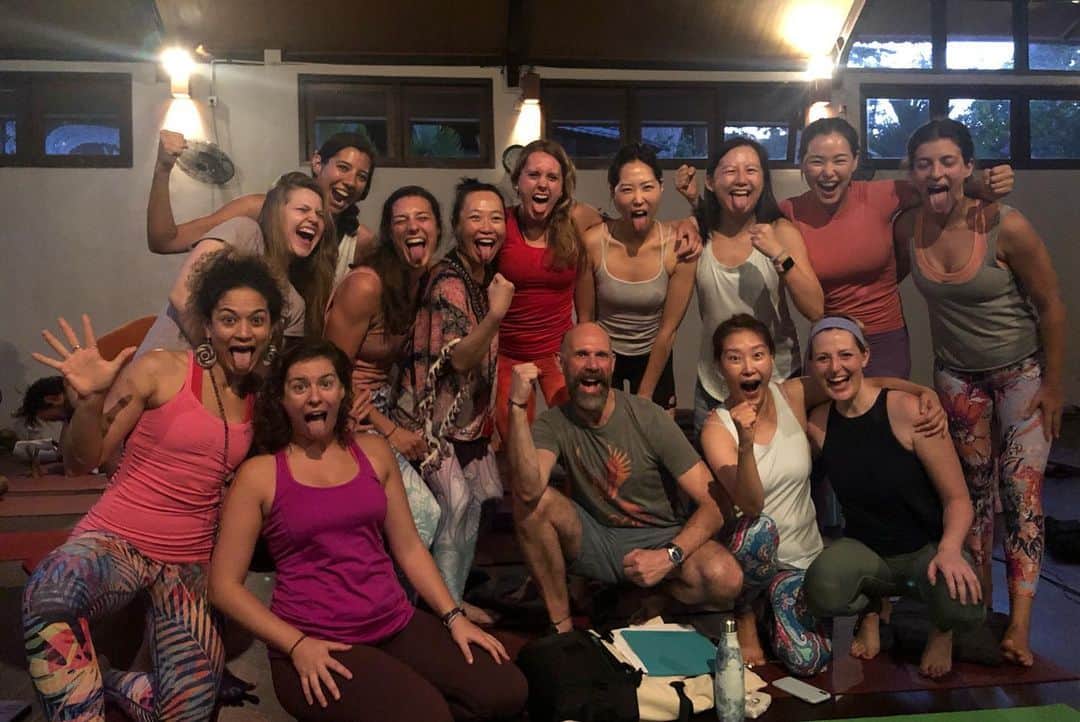 イ・ハニさんのインスタグラム写真 - (イ・ハニInstagram)「2019 Bali Forrest yoga teacher training이 끝이 났습니다. 한달이라는 짧지않은 시간동안 용광로 같은 이곳에서 많은것들을 연단하고 버리고 채우고 배웠습니다. .  50가지의 다른 빛깔의 아름다운 친구들 정말 고마워요! 친구선생님들이 없었으면 이렇게 끝내지도 이렇게 행복하지도 않았을꺼야! 다들 해낸것을 진심으로 축하해!! 우리는 이제 모두 포레스트 선생님이예요!!yay!!🥰 . Special thanks to 안나와 호세 선생님 가르쳐주신 모든것 매일 새기며 항상 open & connect된 워리어로 살겟습니다.  이곳에 올수 잇도록 추천해주신 신희샘 @sinheeyoga 정말 감사하고 자랑스럽습니다. 아시아 최초, 유일 가디언에게 가르침을 받는 호사를 한국에 가서 열심히 누려 보겟습니다.☺️ 마지막으로 5명의 엔젤 어시스트 샘들  특히나 윤진언니 정말 고맙습니다. 그 섬김의 사랑 깊이 간직할께요. 감사합니다.🧡 . The 2019 Bali Forrest yoga training is over. During this training, I've learned a lot of things.  Without these 50 friends, I couldn't have been finished. Thank you so much and congratulations to 50 friends! We're all Forest teachers now!!Yay!!☺️ . Special thanks to Anna and Jose, I will always live as an open and connected Warrior every day.  Thank you very much to Shin Hee @sinheeyoga yoga  for inviting me to join this wonderful journey.  I can’t wait to attend her class. I'm so grateful to be taught by the one and only FY gaurdian in asia.  Lastly, 5 angels of assistant, Yan, evyon, sylvia, victoria and Yoon Jin, thanks so much. I will cherish the love of serving. Thank you all!🧡」8月29日 20時12分 - honey_lee32