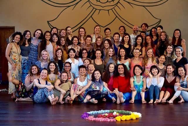 イ・ハニさんのインスタグラム写真 - (イ・ハニInstagram)「2019 Bali Forrest yoga teacher training이 끝이 났습니다. 한달이라는 짧지않은 시간동안 용광로 같은 이곳에서 많은것들을 연단하고 버리고 채우고 배웠습니다. .  50가지의 다른 빛깔의 아름다운 친구들 정말 고마워요! 친구선생님들이 없었으면 이렇게 끝내지도 이렇게 행복하지도 않았을꺼야! 다들 해낸것을 진심으로 축하해!! 우리는 이제 모두 포레스트 선생님이예요!!yay!!🥰 . Special thanks to 안나와 호세 선생님 가르쳐주신 모든것 매일 새기며 항상 open & connect된 워리어로 살겟습니다.  이곳에 올수 잇도록 추천해주신 신희샘 @sinheeyoga 정말 감사하고 자랑스럽습니다. 아시아 최초, 유일 가디언에게 가르침을 받는 호사를 한국에 가서 열심히 누려 보겟습니다.☺️ 마지막으로 5명의 엔젤 어시스트 샘들  특히나 윤진언니 정말 고맙습니다. 그 섬김의 사랑 깊이 간직할께요. 감사합니다.🧡 . The 2019 Bali Forrest yoga training is over. During this training, I've learned a lot of things.  Without these 50 friends, I couldn't have been finished. Thank you so much and congratulations to 50 friends! We're all Forest teachers now!!Yay!!☺️ . Special thanks to Anna and Jose, I will always live as an open and connected Warrior every day.  Thank you very much to Shin Hee @sinheeyoga yoga  for inviting me to join this wonderful journey.  I can’t wait to attend her class. I'm so grateful to be taught by the one and only FY gaurdian in asia.  Lastly, 5 angels of assistant, Yan, evyon, sylvia, victoria and Yoon Jin, thanks so much. I will cherish the love of serving. Thank you all!🧡」8月29日 20時12分 - honey_lee32
