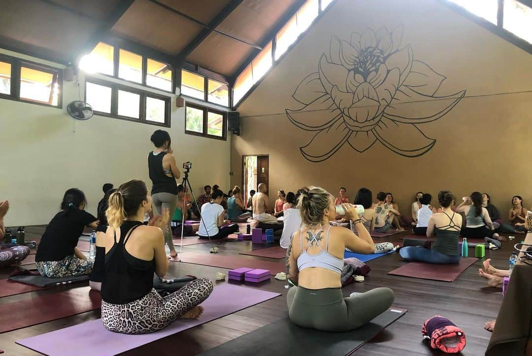 イ・ハニさんのインスタグラム写真 - (イ・ハニInstagram)「2019 Bali Forrest yoga teacher training이 끝이 났습니다. 한달이라는 짧지않은 시간동안 용광로 같은 이곳에서 많은것들을 연단하고 버리고 채우고 배웠습니다. .  50가지의 다른 빛깔의 아름다운 친구들 정말 고마워요! 친구선생님들이 없었으면 이렇게 끝내지도 이렇게 행복하지도 않았을꺼야! 다들 해낸것을 진심으로 축하해!! 우리는 이제 모두 포레스트 선생님이예요!!yay!!🥰 . Special thanks to 안나와 호세 선생님 가르쳐주신 모든것 매일 새기며 항상 open & connect된 워리어로 살겟습니다.  이곳에 올수 잇도록 추천해주신 신희샘 @sinheeyoga 정말 감사하고 자랑스럽습니다. 아시아 최초, 유일 가디언에게 가르침을 받는 호사를 한국에 가서 열심히 누려 보겟습니다.☺️ 마지막으로 5명의 엔젤 어시스트 샘들  특히나 윤진언니 정말 고맙습니다. 그 섬김의 사랑 깊이 간직할께요. 감사합니다.🧡 . The 2019 Bali Forrest yoga training is over. During this training, I've learned a lot of things.  Without these 50 friends, I couldn't have been finished. Thank you so much and congratulations to 50 friends! We're all Forest teachers now!!Yay!!☺️ . Special thanks to Anna and Jose, I will always live as an open and connected Warrior every day.  Thank you very much to Shin Hee @sinheeyoga yoga  for inviting me to join this wonderful journey.  I can’t wait to attend her class. I'm so grateful to be taught by the one and only FY gaurdian in asia.  Lastly, 5 angels of assistant, Yan, evyon, sylvia, victoria and Yoon Jin, thanks so much. I will cherish the love of serving. Thank you all!🧡」8月29日 20時12分 - honey_lee32