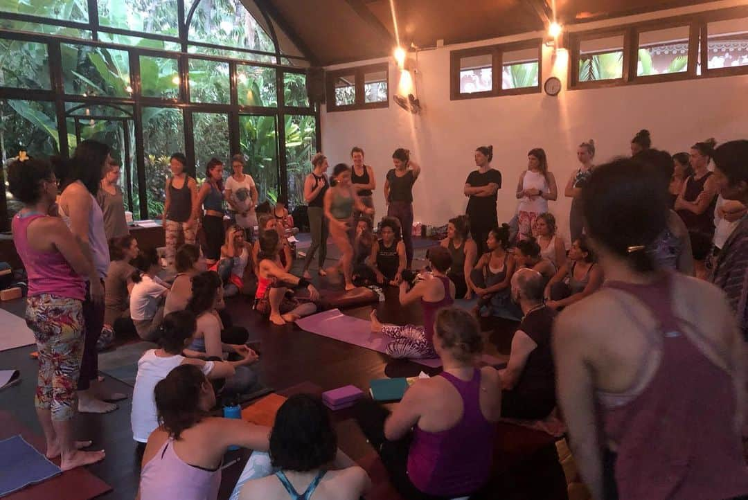 イ・ハニさんのインスタグラム写真 - (イ・ハニInstagram)「2019 Bali Forrest yoga teacher training이 끝이 났습니다. 한달이라는 짧지않은 시간동안 용광로 같은 이곳에서 많은것들을 연단하고 버리고 채우고 배웠습니다. .  50가지의 다른 빛깔의 아름다운 친구들 정말 고마워요! 친구선생님들이 없었으면 이렇게 끝내지도 이렇게 행복하지도 않았을꺼야! 다들 해낸것을 진심으로 축하해!! 우리는 이제 모두 포레스트 선생님이예요!!yay!!🥰 . Special thanks to 안나와 호세 선생님 가르쳐주신 모든것 매일 새기며 항상 open & connect된 워리어로 살겟습니다.  이곳에 올수 잇도록 추천해주신 신희샘 @sinheeyoga 정말 감사하고 자랑스럽습니다. 아시아 최초, 유일 가디언에게 가르침을 받는 호사를 한국에 가서 열심히 누려 보겟습니다.☺️ 마지막으로 5명의 엔젤 어시스트 샘들  특히나 윤진언니 정말 고맙습니다. 그 섬김의 사랑 깊이 간직할께요. 감사합니다.🧡 . The 2019 Bali Forrest yoga training is over. During this training, I've learned a lot of things.  Without these 50 friends, I couldn't have been finished. Thank you so much and congratulations to 50 friends! We're all Forest teachers now!!Yay!!☺️ . Special thanks to Anna and Jose, I will always live as an open and connected Warrior every day.  Thank you very much to Shin Hee @sinheeyoga yoga  for inviting me to join this wonderful journey.  I can’t wait to attend her class. I'm so grateful to be taught by the one and only FY gaurdian in asia.  Lastly, 5 angels of assistant, Yan, evyon, sylvia, victoria and Yoon Jin, thanks so much. I will cherish the love of serving. Thank you all!🧡」8月29日 20時12分 - honey_lee32